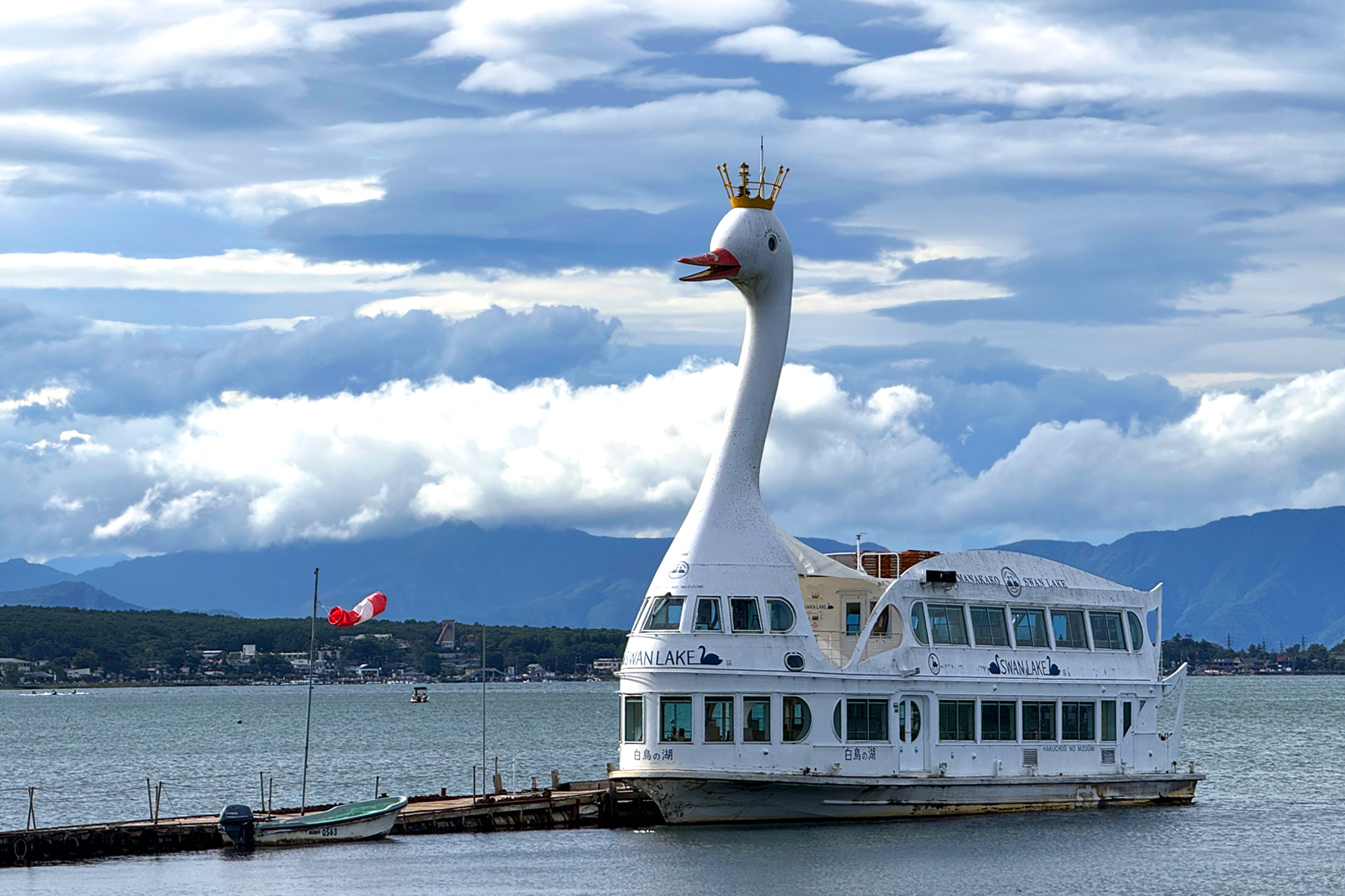 天鵝湖號：在波光粼粼的湖面，天鵝湖號靜候您的登臨。它不僅是渡輪，更是一座移動的觀景臺。