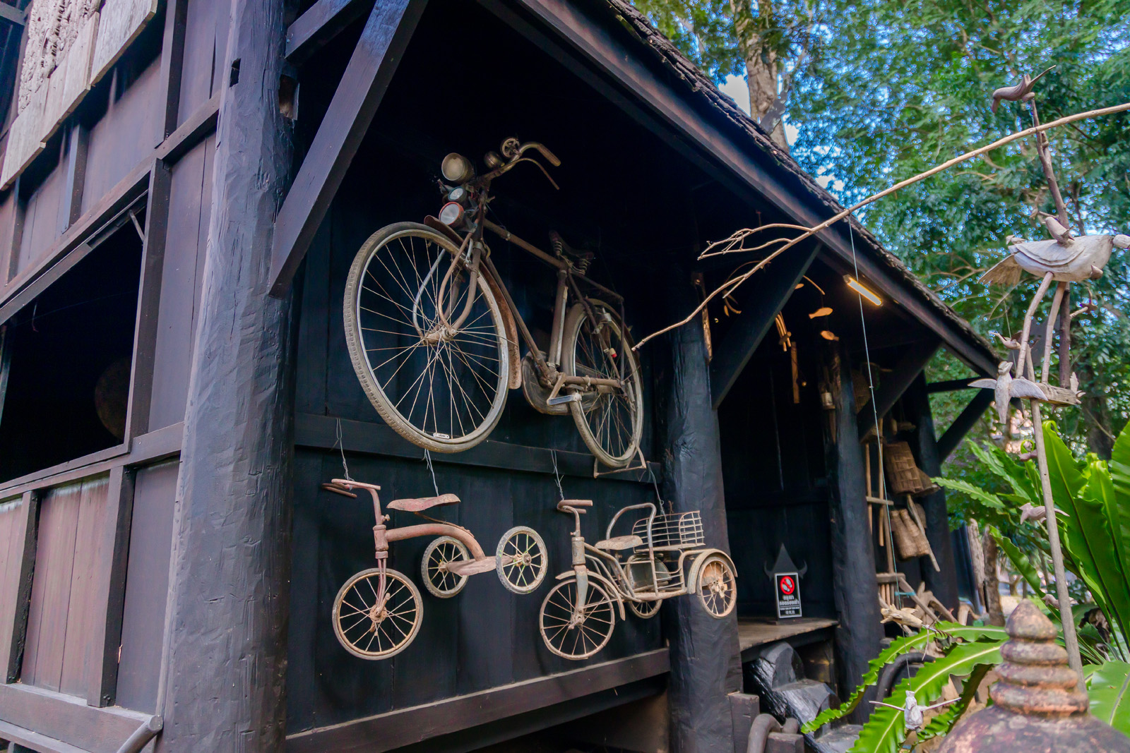 Discover White Temple, Black House & Blue Temple from Chiang Mai