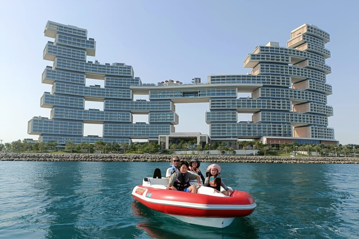 杜拜 Seakart 電動充氣船自駕體驗（Adventure Zone Dubai 提供）