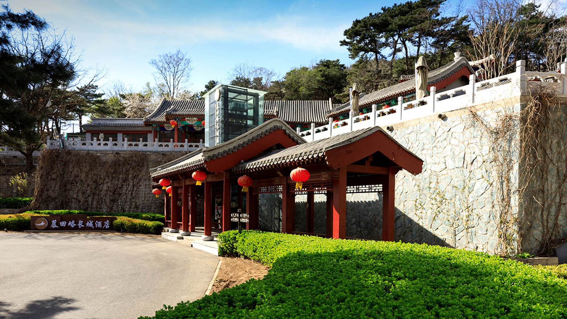 景區中式廊亭：慕田峪長城景區古色廊亭，感受長城景區中式建築韻味，中外友人必打卡地標之一。
