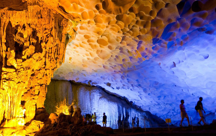 不容錯過的亮點，就是著名的驚訝洞（Hang Sửng Sốt）。準備好被下龍灣最大、最知名的洞穴，其純粹的宏偉與令人目眩神迷的超現實美景所震撼吧！