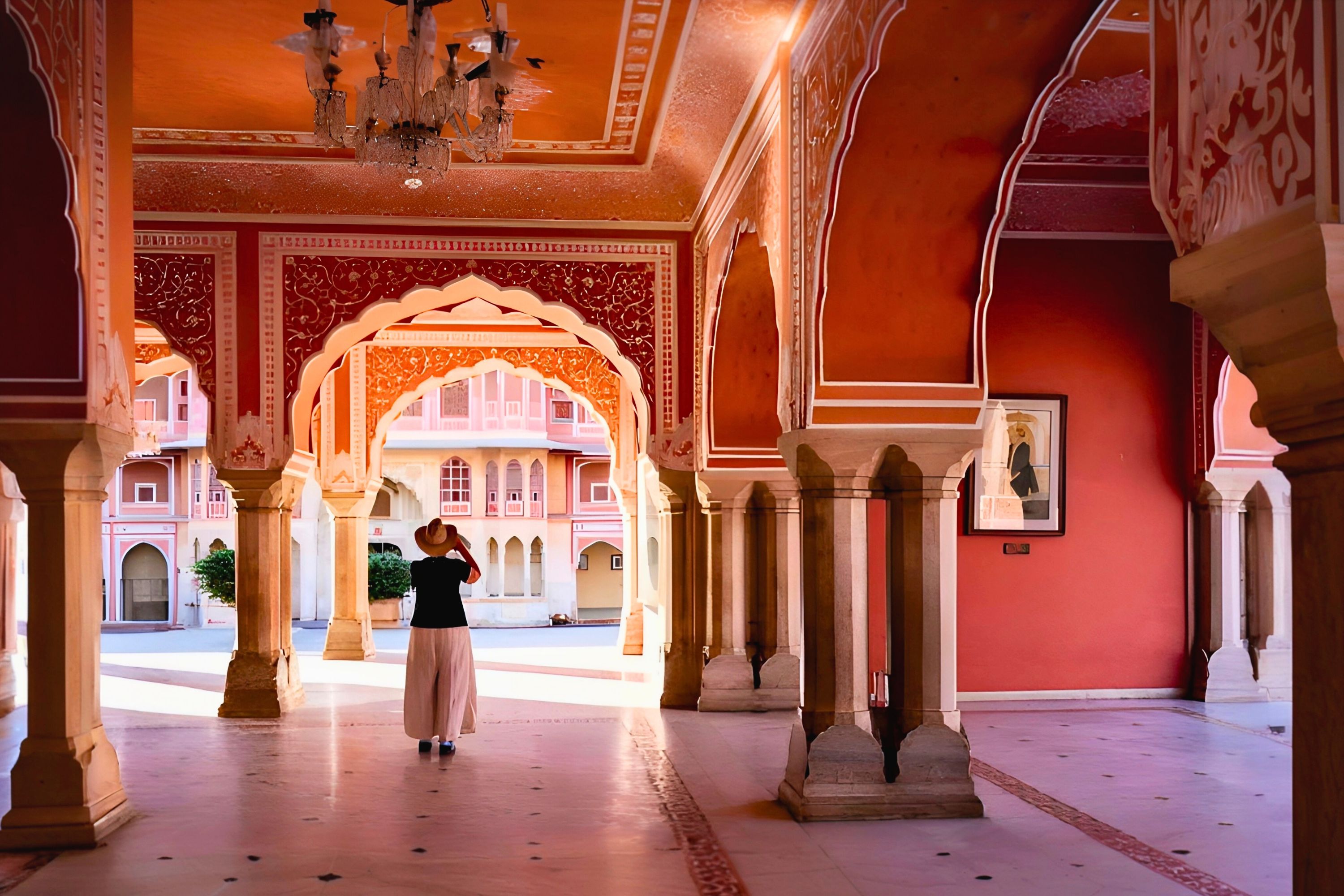 齋浦爾的城市宮殿融合了拉傑普特和莫臥兒建築的宏偉風格，以其宏大的庭院、華麗的殿堂和充滿活力的博物館令人目眩神迷，為人們提供了領略拉賈斯坦邦皇室遺產的皇家視角。