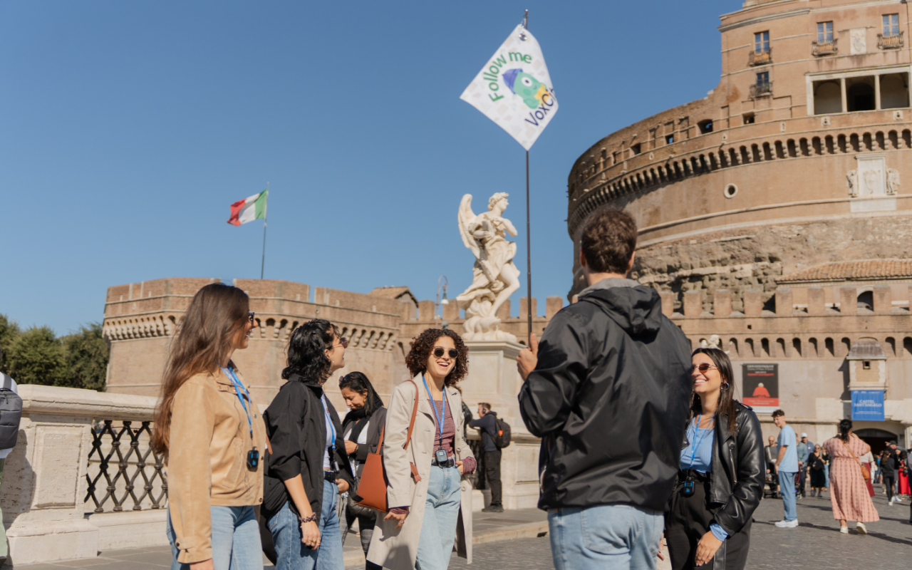 欣賞聖天使城堡(Castel Sant’Angelo)引人注目的圓柱形建築,它傲然矗立在臺伯河畔 欣賞聖天使城堡(Castel Sant’Angelo)引人注目的圓柱形建築,它傲然矗立在臺伯河畔
