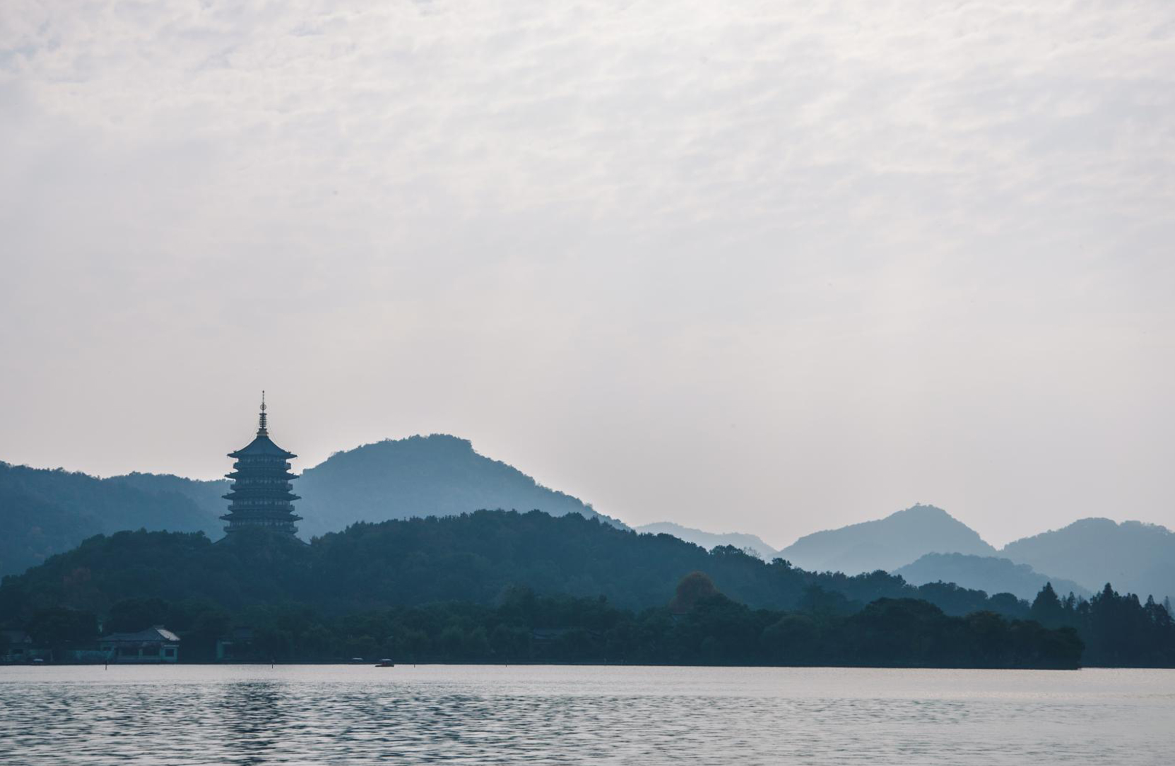 杭州西湖著名景觀 “三潭印月” 及遠處的雷峰塔。西湖是中國著名的風景名勝區,有 “人間天堂” 的美譽 杭州西湖著名景觀 “三潭印月” 及遠處的雷峰塔。西湖是中國著名的風景名勝區,有 “人間天堂” 的美譽