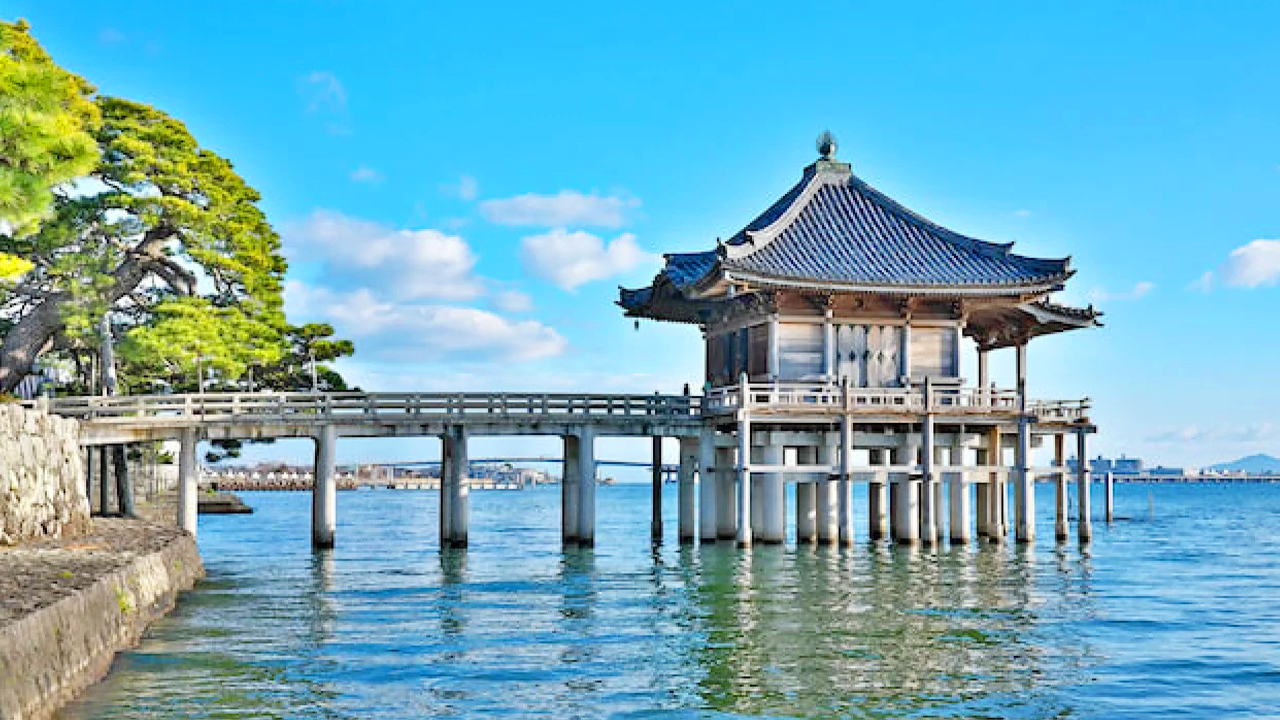 滿月寺浮御堂建於琵琶湖畔的湖上佛堂，宛如漂浮於水面之上，是近江八景之一“堅田落雁”。湖風輕拂、景色寧靜古雅，歷來深受文人墨客與遊客喜愛。