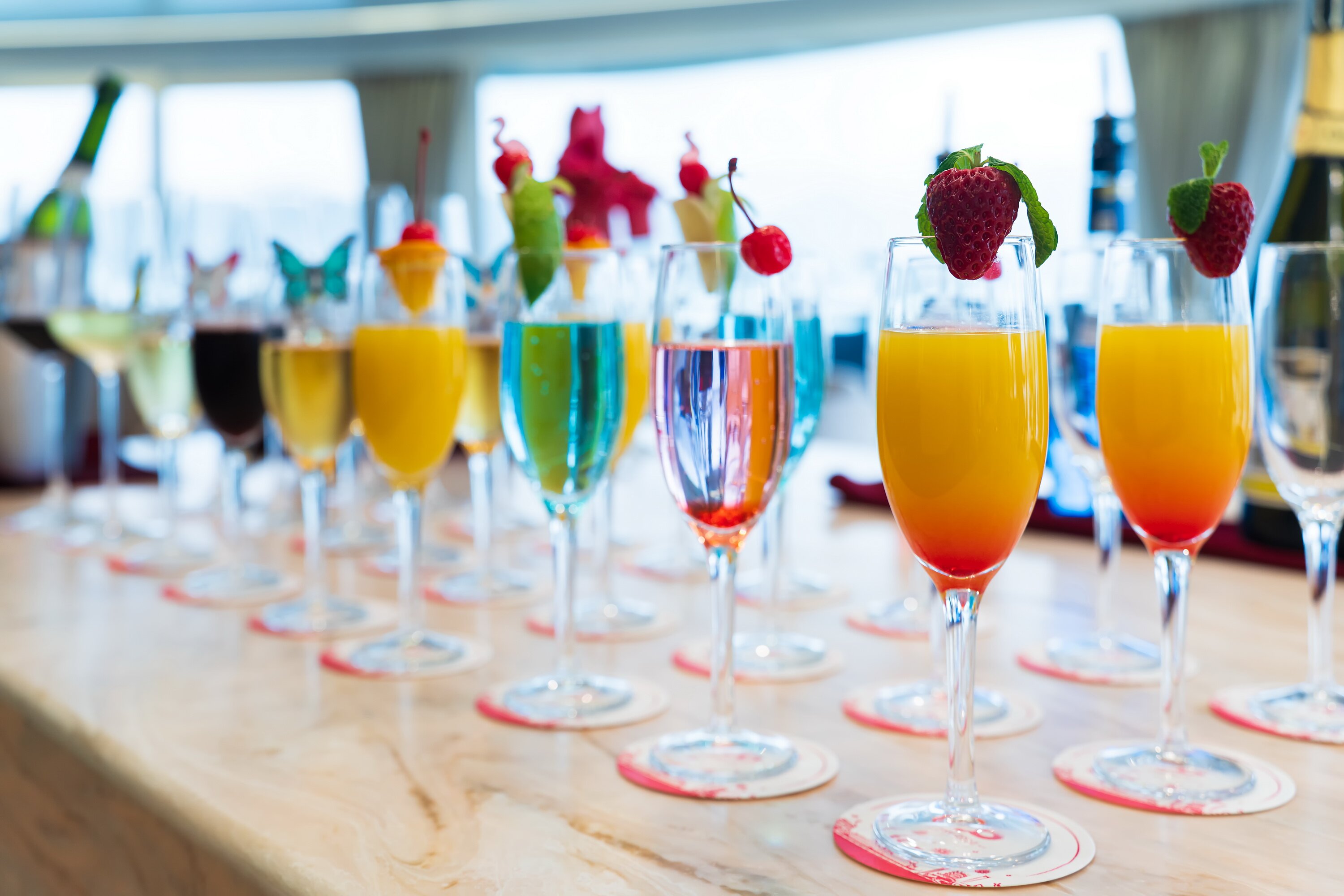 各類特色經典菜品觸手可及，多種指定酒水飲料暢飲，享用一場無與“輪”比的聲色盛宴