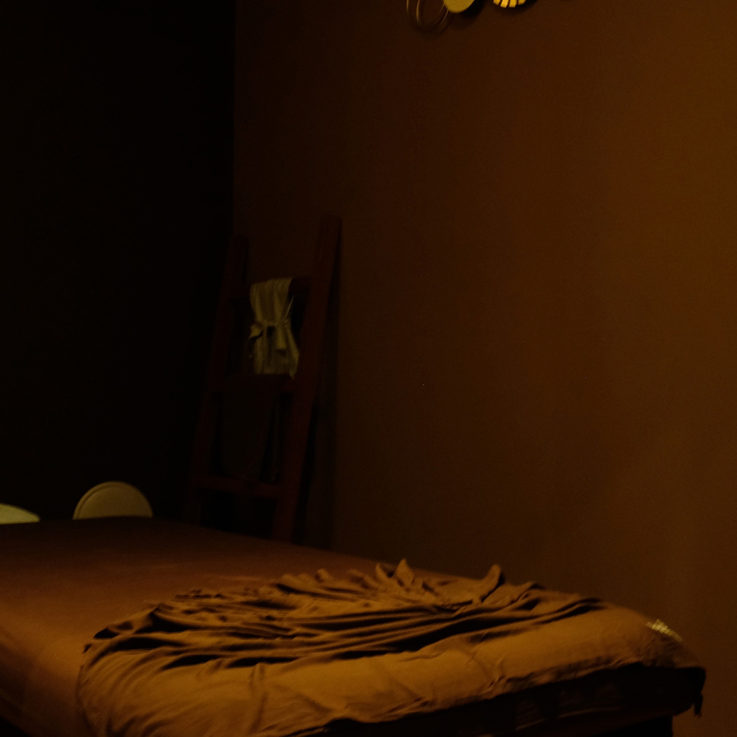 我們不追求快速解決方案，我們追求更深層次的意義：您的回歸。回歸清晰。回歸連結。回歸您內心深處那個早已知曉方向的寧靜之所。因為您身體所蘊含的智慧從未離開，它只是