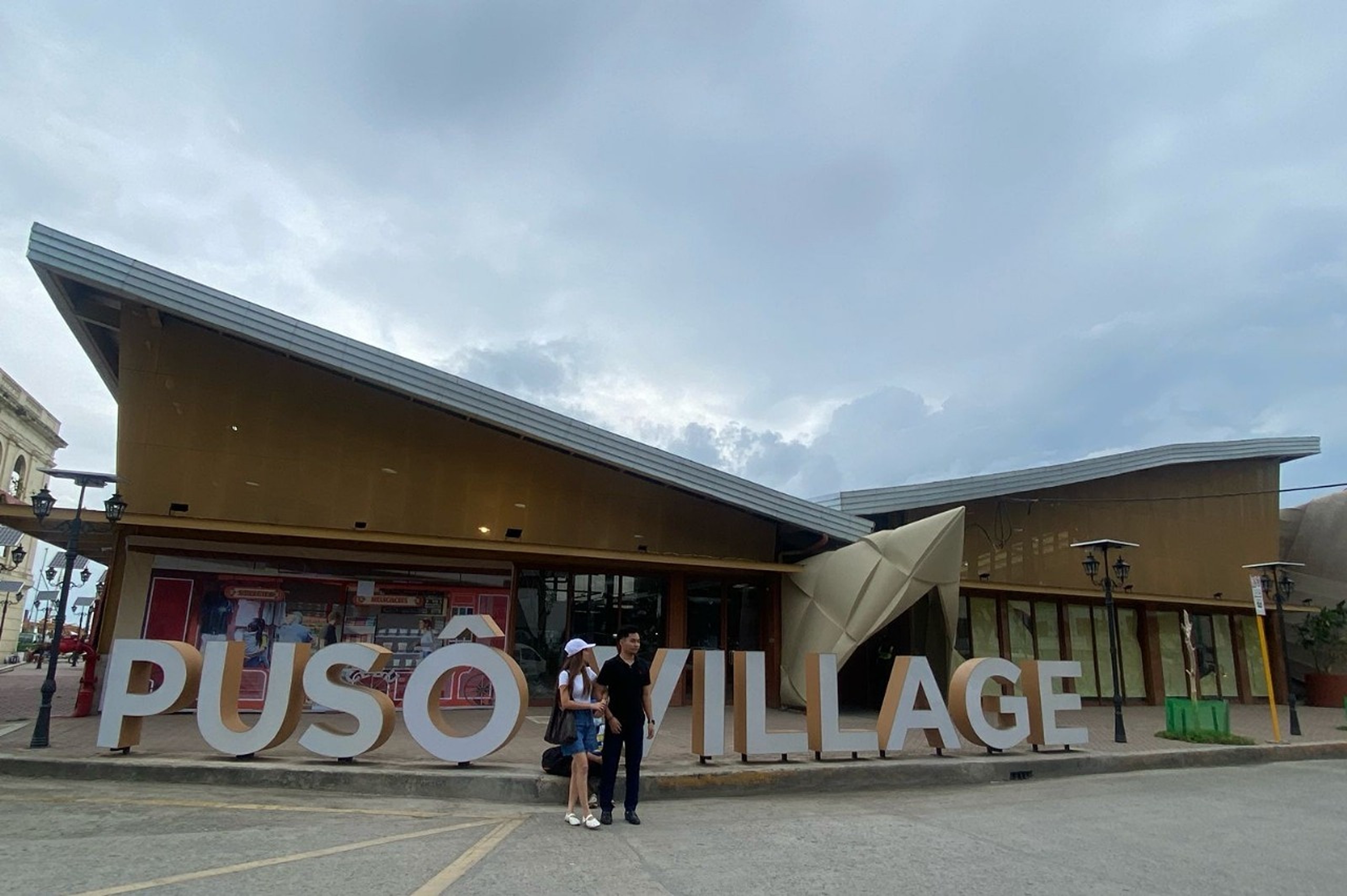 在 Puso Village 令人印象深刻的現代地標前，捕捉難忘的瞬間。