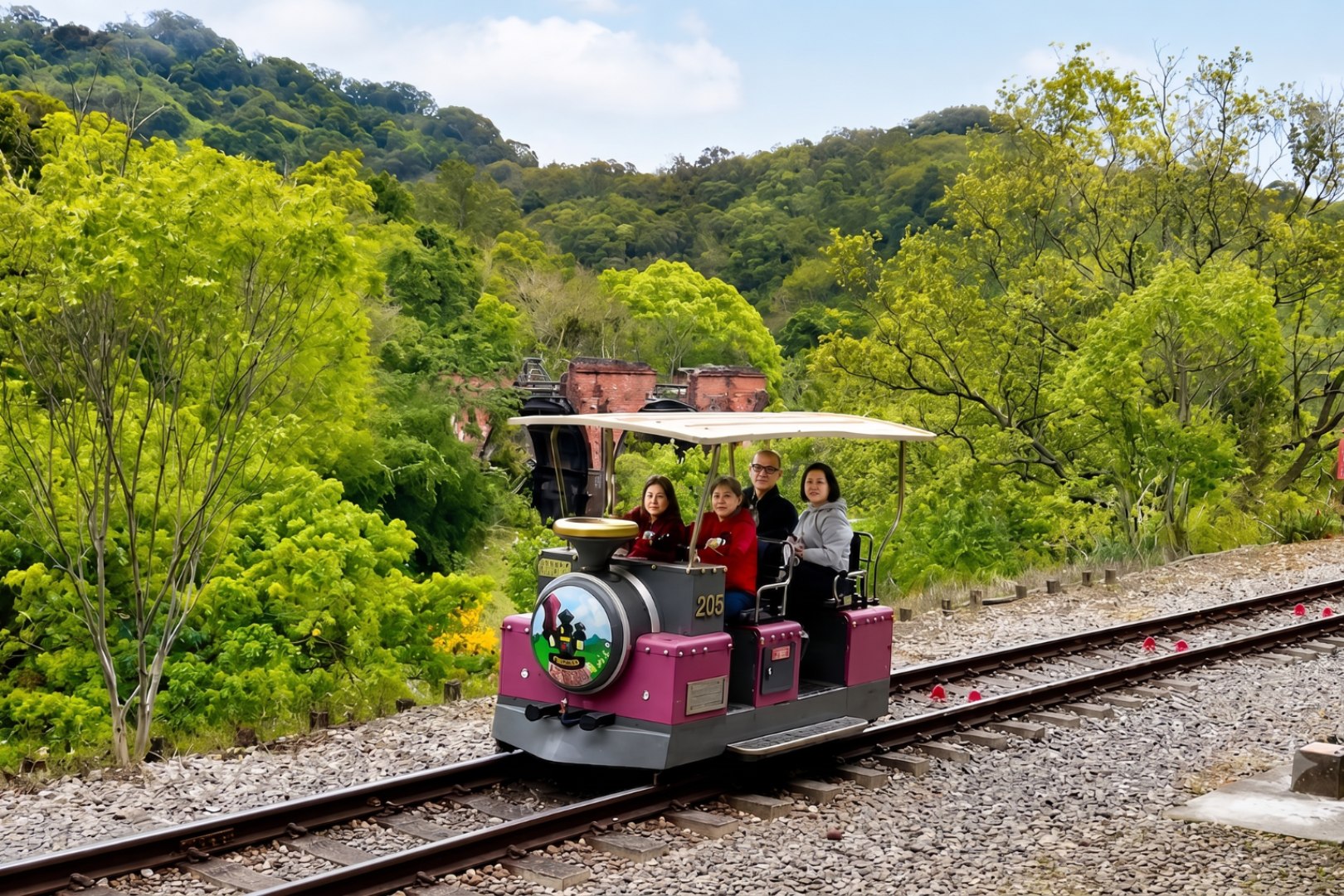 【舊山線鐵道自行車】穿梭百年鐵橋與絕美綠意隧道，用全新視角俯瞰苗栗山林之美！
