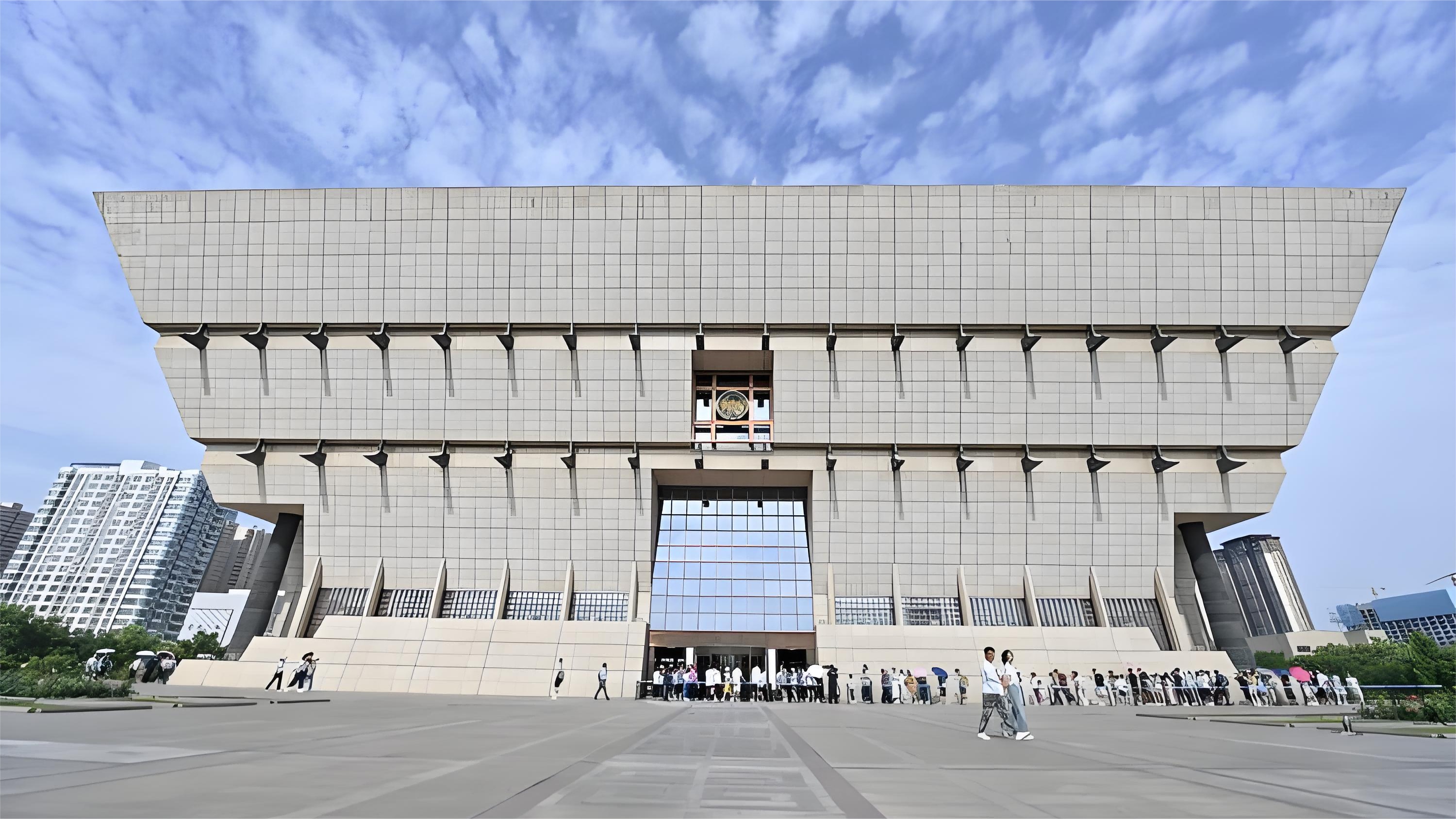 山西博物院是首批國家一級博物館，位於太原市濱河西路，以65萬餘件文物藏品展現三晉文明，其"晉魂"主題陳列涵蓋從史前到明清的中華歷史精華。