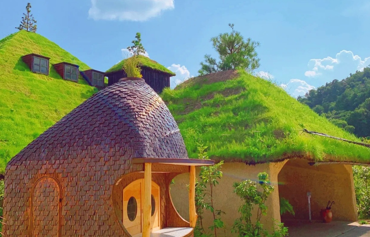 La Collina 近江八幡由建築家藤森照信設計的童話風甜點園區，標誌性草屋頂建築融入自然山丘景觀。這裡可品嚐現烤年輪蛋糕與和菓子，是拍照打卡與美食體驗的人氣景點。