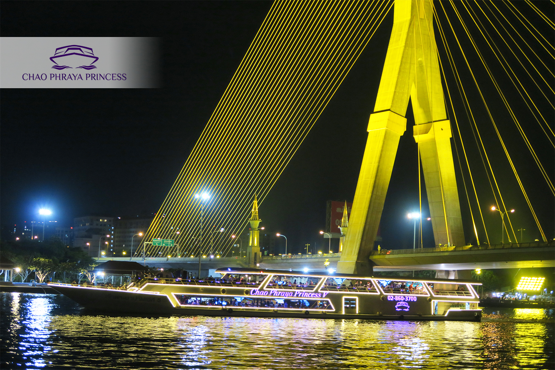 Chao Phraya Dinner cruise along the river