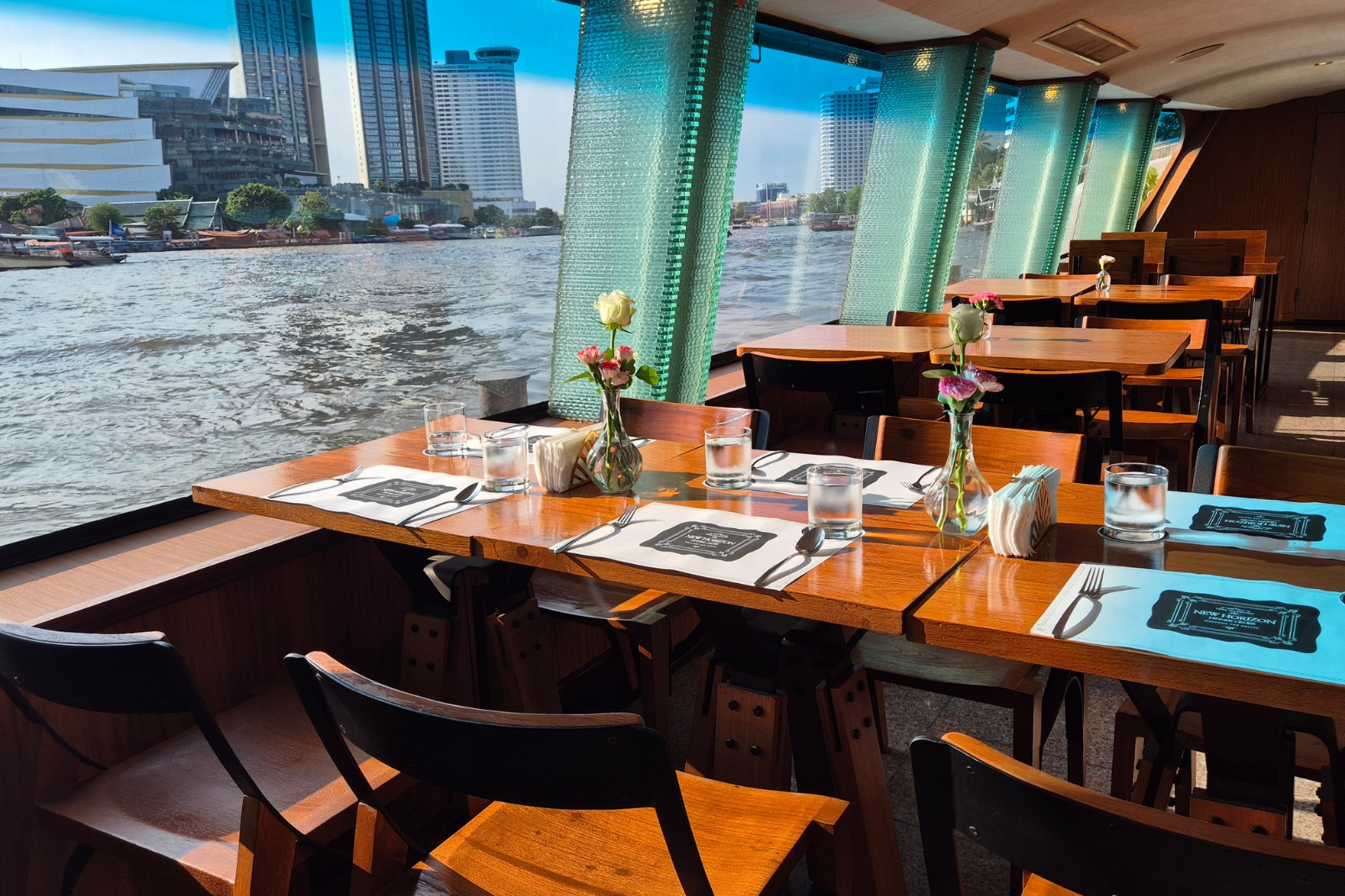 下層甲板全程設有寬敞的靠窗座位,提供涼爽舒適的環境和令人放鬆的河景。 下層甲板全程設有寬敞的靠窗座位,提供涼爽舒適的環境和令人放鬆的河景。