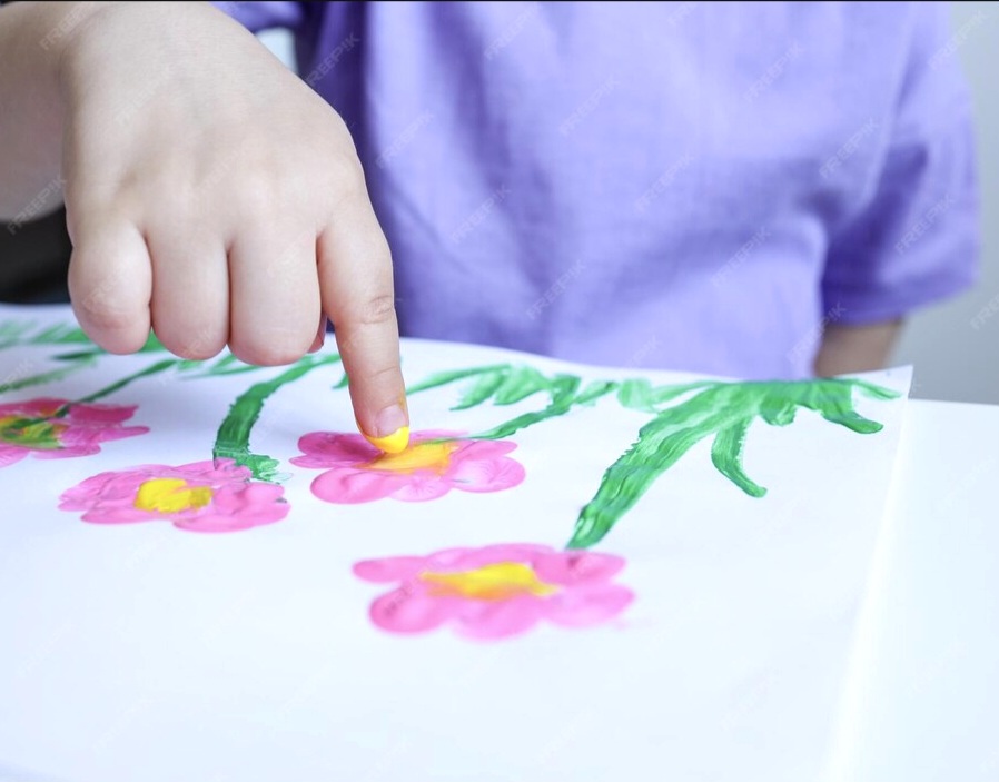 透過引導式提示,參與者能直接在紙上表達想法與情感。 透過引導式提示,參與者能直接在紙上表達想法與情感。