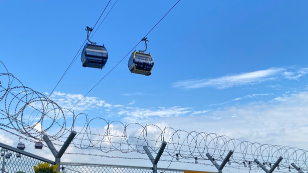 DMZ纜車(Cable car)正在穿越民事管制線。