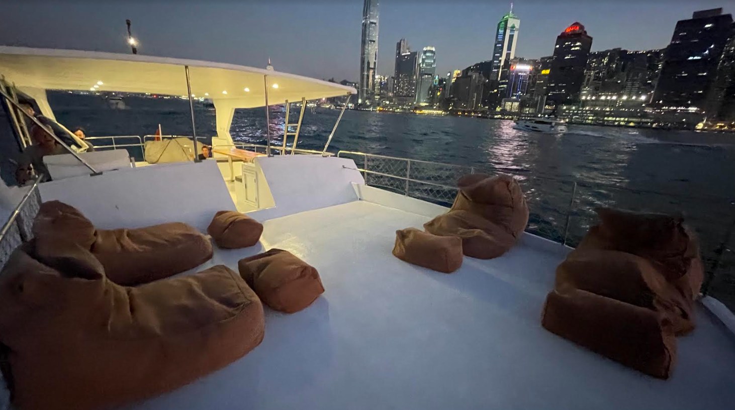 西式遊艇出海之旅 夜遊維港 連餐飲 夜釣墨魚魷魚團