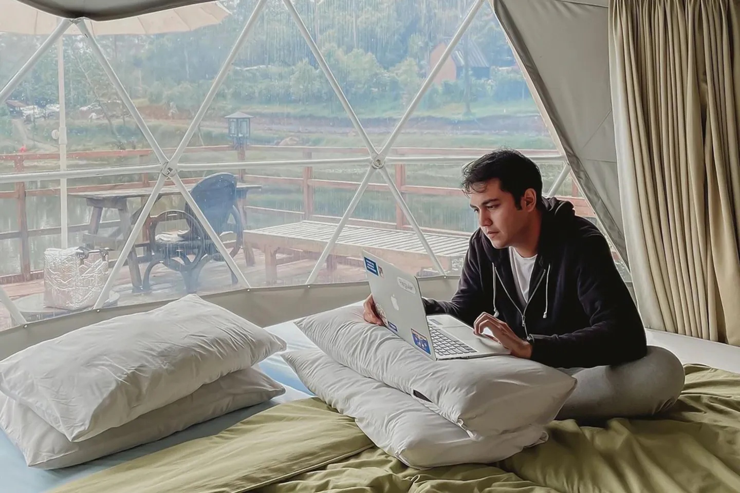 不妨試試在帳篷裡工作,以新鮮空氣和寧靜的森林景色為背景 不妨試試在帳篷裡工作,以新鮮空氣和寧靜的森林景色為背景