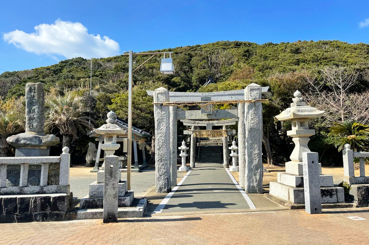 芥屋大門：作為公園的核心景點，芥屋大門是一座由海水侵蝕玄武岩形成的巨大洞穴。洞窟內部有獨特的六角柱和八角柱形狀的天然岩石，極具觀賞價值