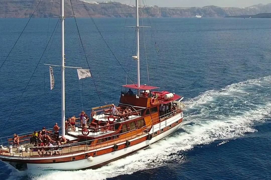 從費拉啟航，探索聖托里尼令人驚嘆的火山奇景。