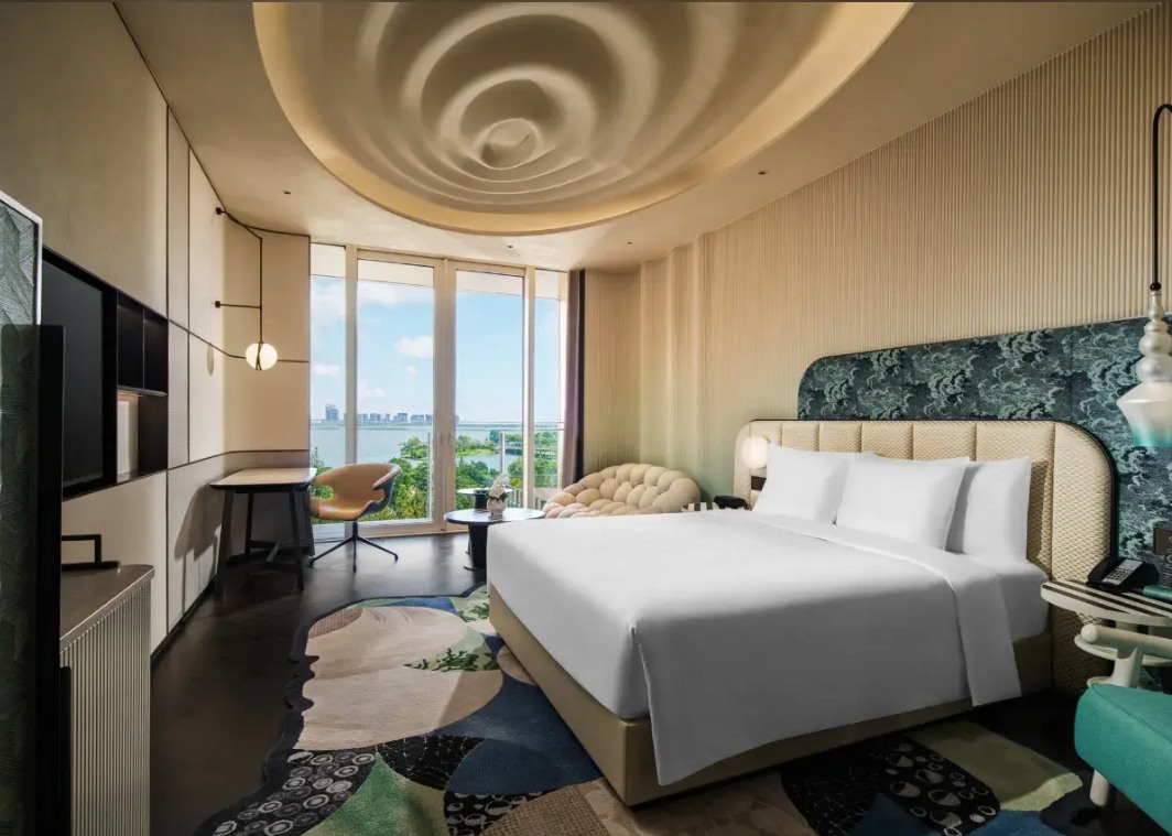 Deluxe Lake View Balcony King Room Reference Images