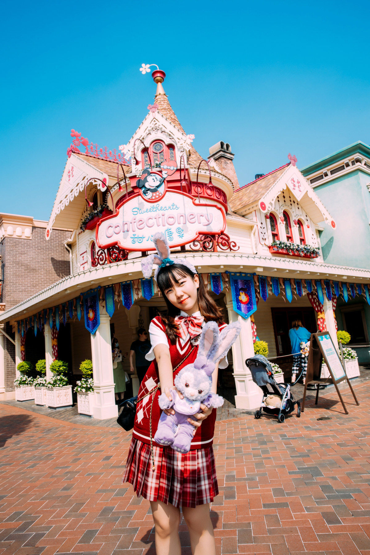 上海迪士尼度假區旅拍（三年以上專業攝影師+全程動作擺拍指導+底片簡修全送贈精修+可選地旋轉木馬/城堡/愛麗絲夢遊仙境等）