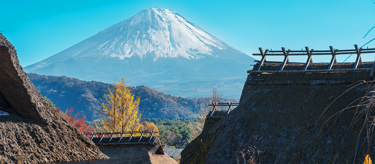 西湖療愈之里根場是位於富士五湖之一 西湖 湖畔的一個特色傳統村落景點，重現了過去日本農村的生活風貌，搭配遠處的富士山景緻，是輕鬆慢遊、拍照和文化體驗的好去處。