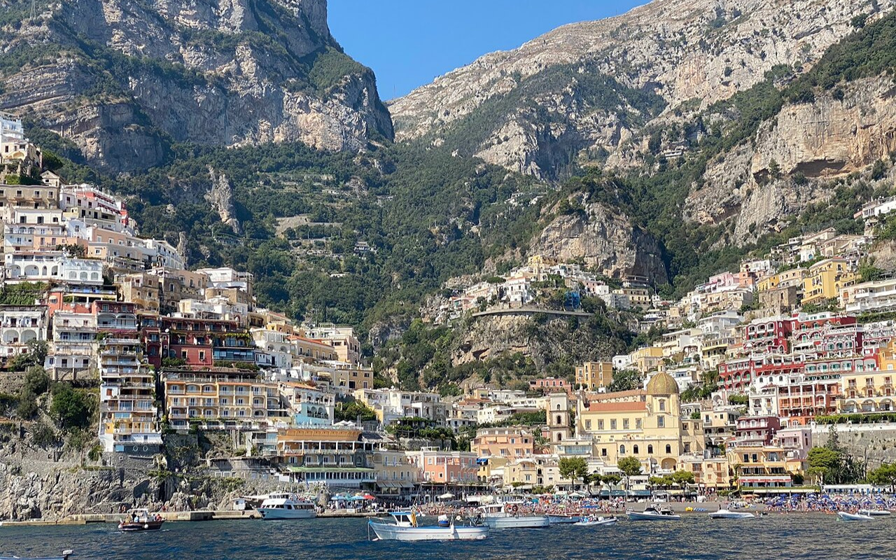 從海上欣賞波西塔諾壯麗的層疊美景，其標誌性的粉彩房屋直接建在陡峭崎嶇的懸崖上。
