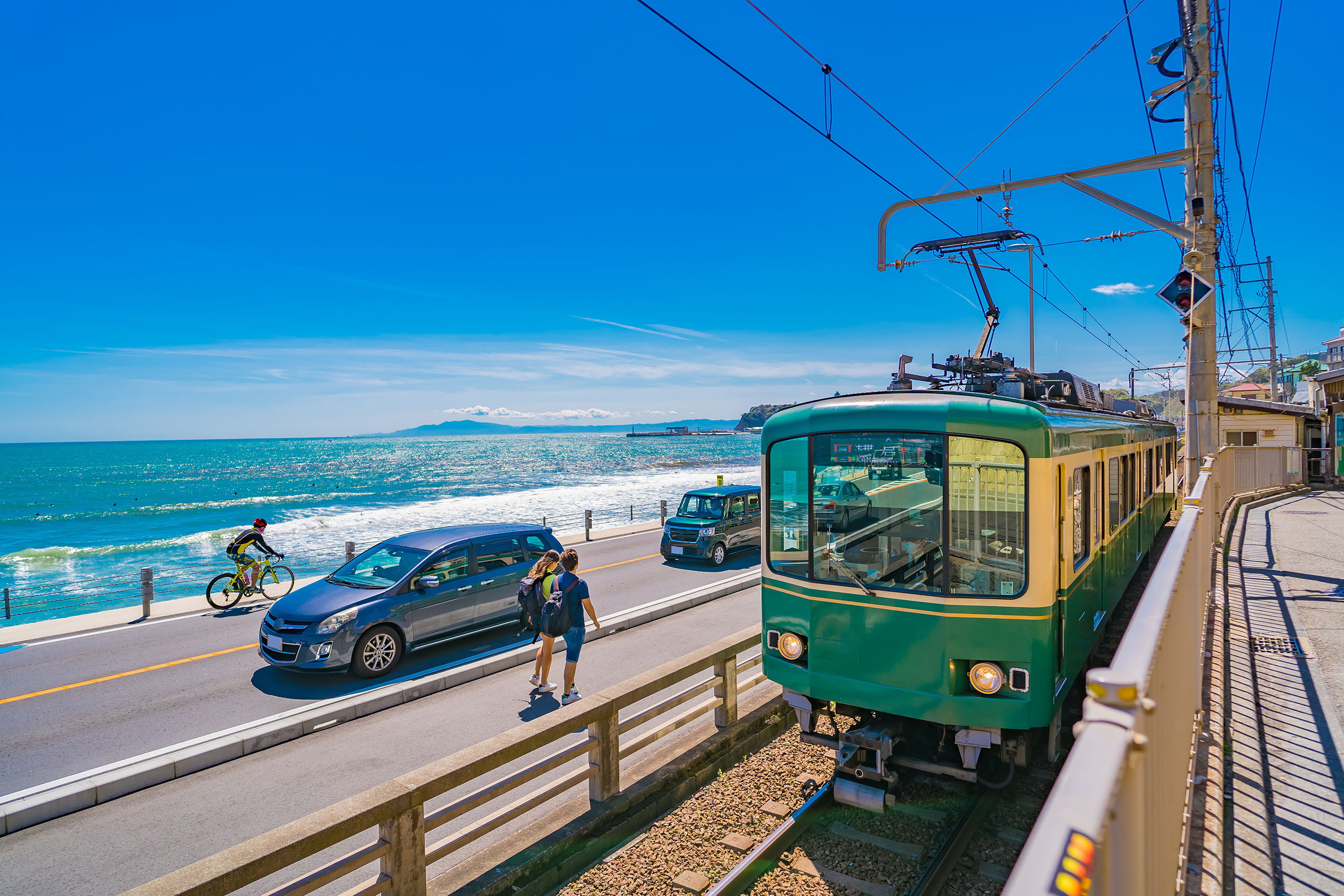 搭乘沿著湘南海岸行駛逾百年的江之電,前往鎌倉高校前車站。 搭乘沿著湘南海岸行駛逾百年的江之電,前往鎌倉高校前車站。