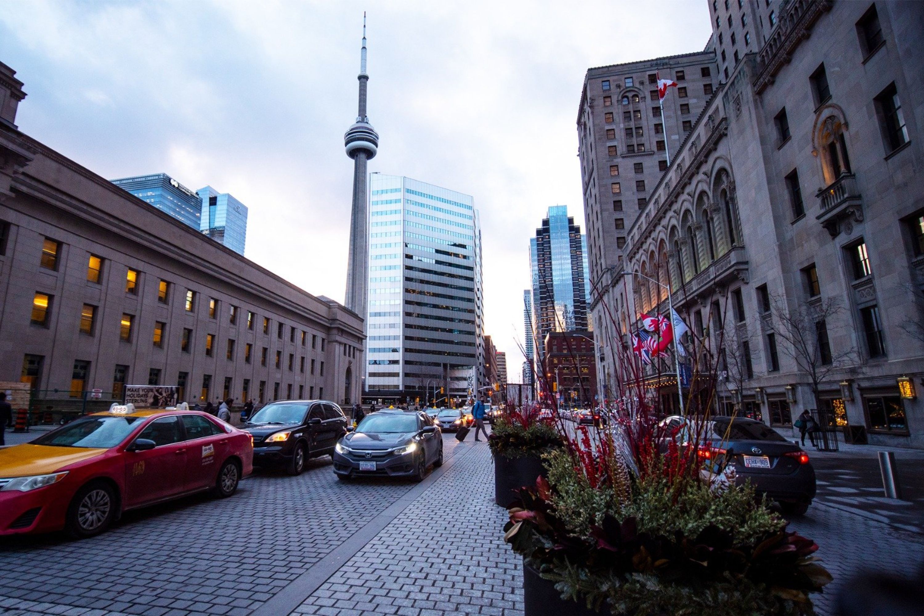 從聯合車站宏偉的外觀，捕捉多倫多地標 CN Tower 令人驚豔的景色