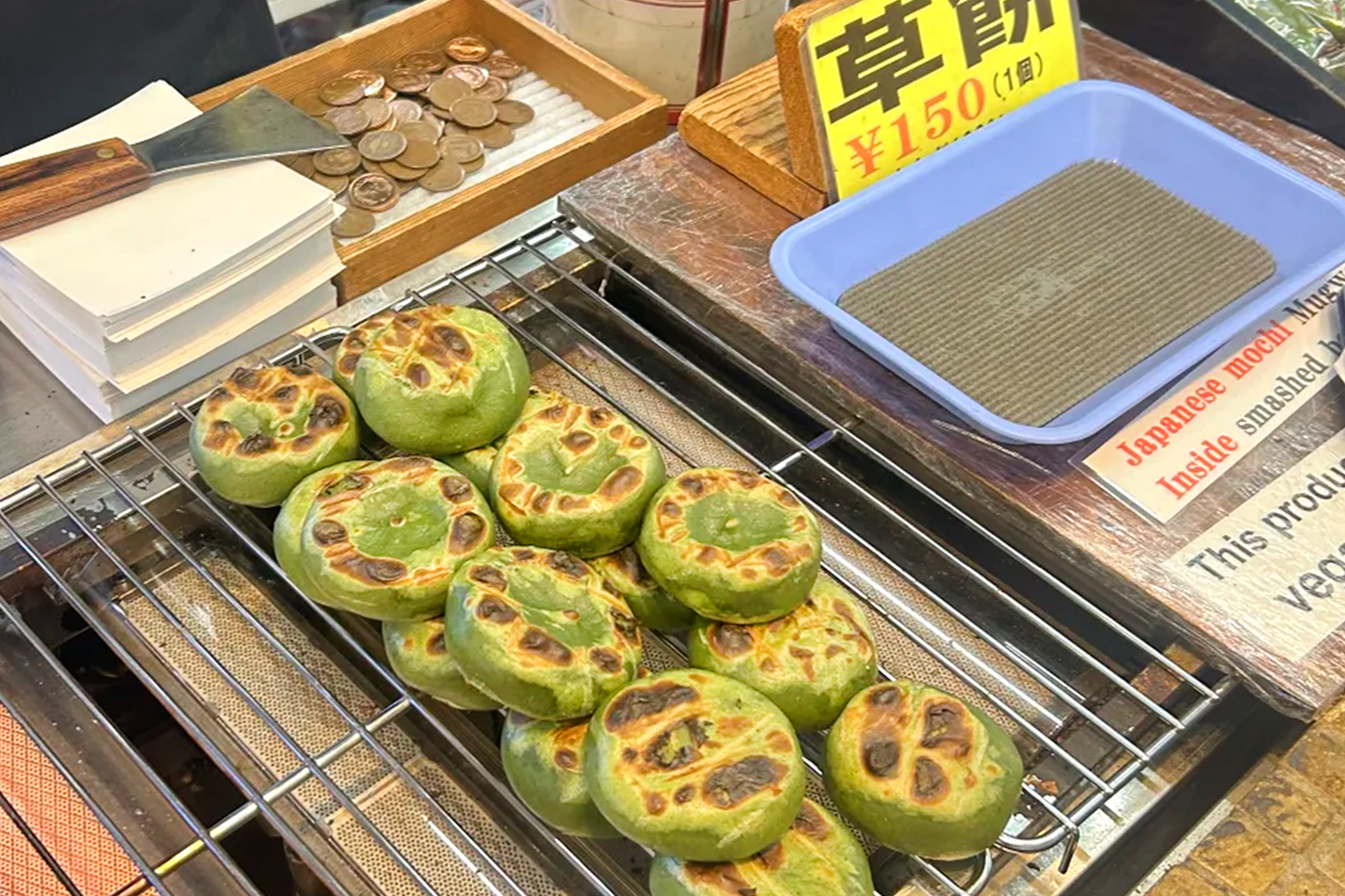 草餅：又稱草紙餅或草大福，是一種傳統的日本甜點，通常由糯米和紅豆餡料製成。