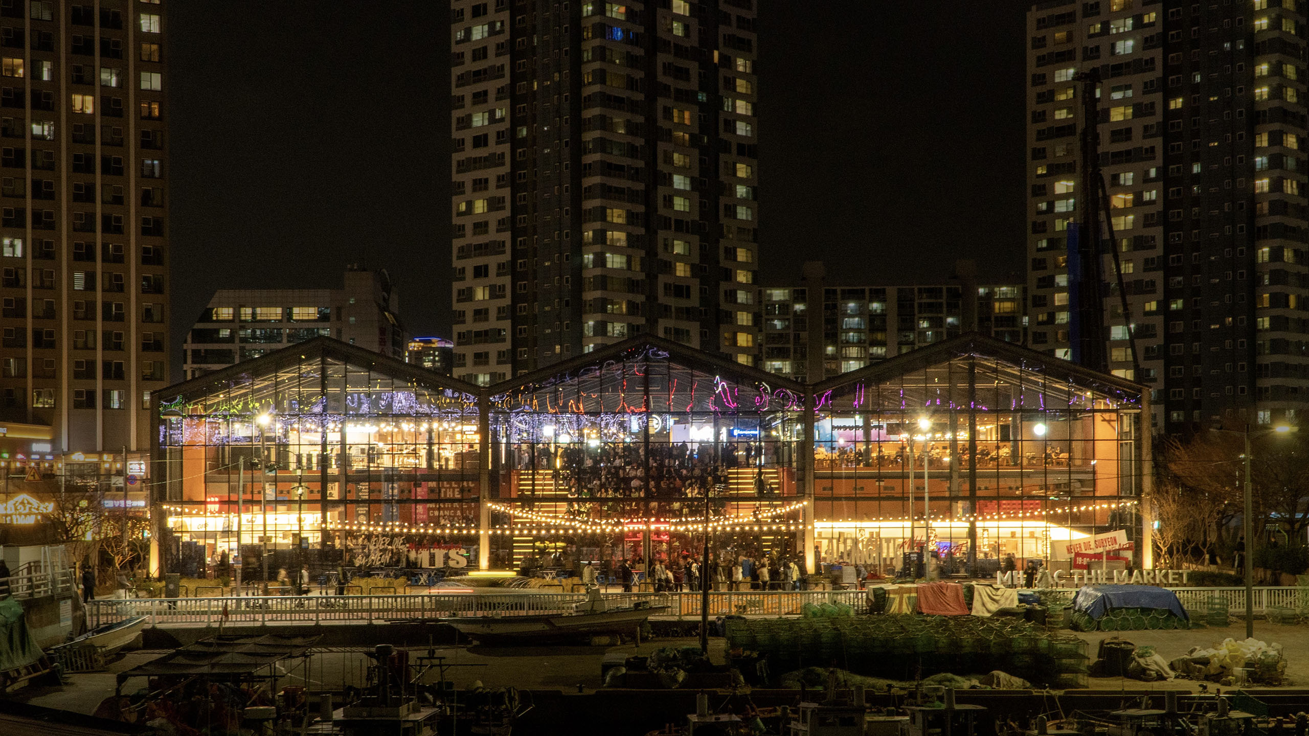 在民樂洞The Market欣賞廣安裡璀璨的鑽石大橋的夜景全貌。