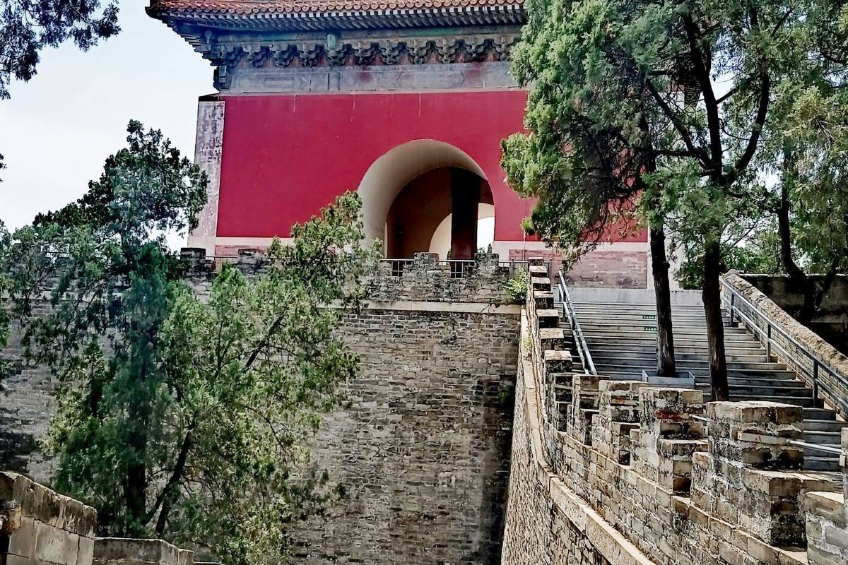 之後，你可以根據時間和個人興趣，在長陵和定陵中選擇其一進行參觀。
若選擇長陵，它是明成祖朱棣的陵墓，規模宏大，建築氣勢恢宏。走進長陵，首先映入眼簾的是祾恩門，跨過此門，便來到了祾恩殿。這座大殿是中國現存最大的楠木殿宇，殿內的 32 根金絲楠木大柱粗壯挺拔，每一根都需數人才能合抱，歷經數百年風雨依然堅固如初，散發著古樸而莊重的氣息，讓人不禁為古代工匠的精湛技藝讚歎不已。從這些建築細節中，能深切體會到明成祖朱棣時期國力的強盛和皇家的威嚴。