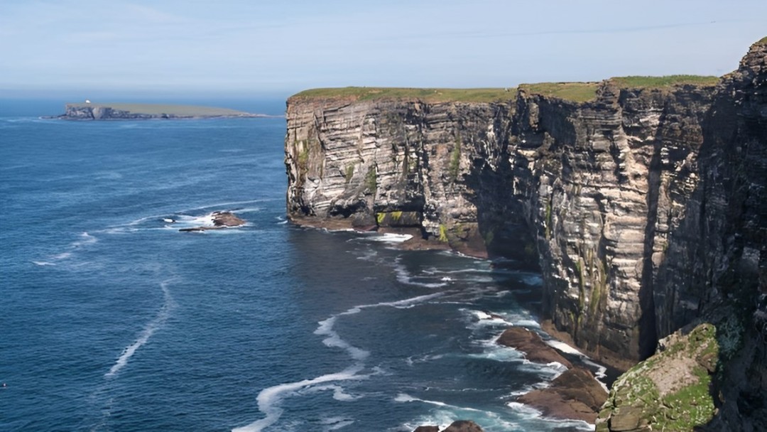 The towering cliffs of Yesnaby plunge into the ocean, revealing Orkney’s raw, dramatic coastal beauty