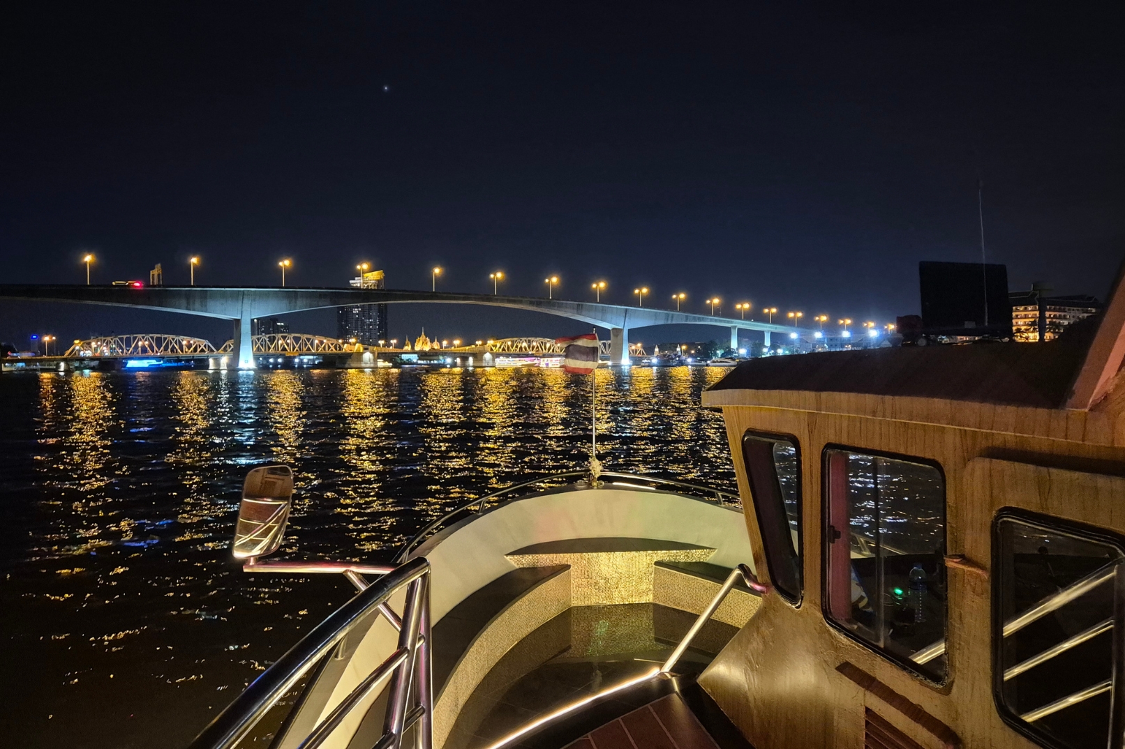 不要只待在座位上,請隨意前往船頭觀景臺。盡情欣賞開闊的景色,捕捉您的完美拍照時刻。 不要只待在座位上,請隨意前往船頭觀景臺。盡情欣賞開闊的景色,捕捉您的完美拍照時刻。