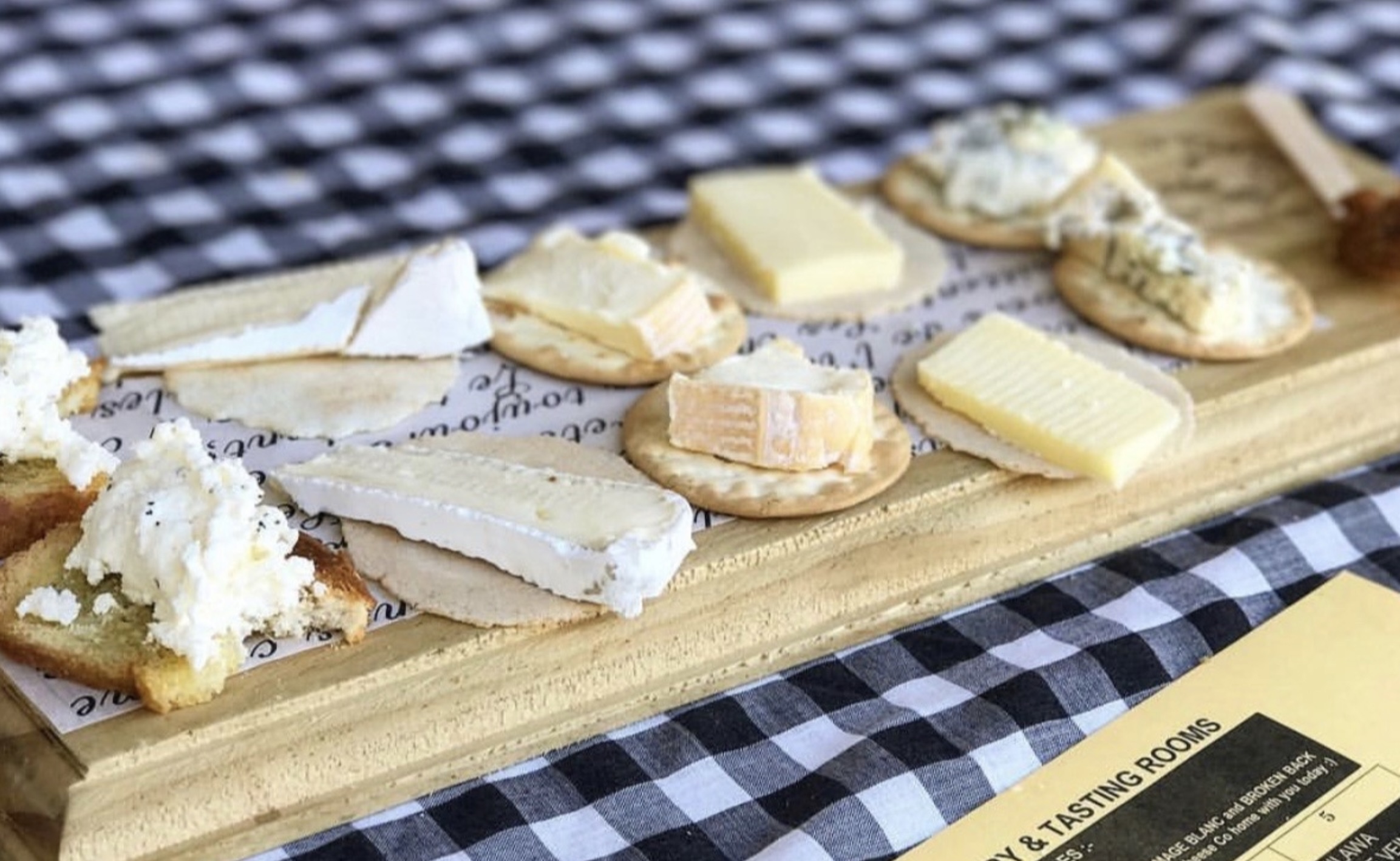 在獵人谷起司工廠品嚐包含當地獵人谷品種的工匠起司拼盤