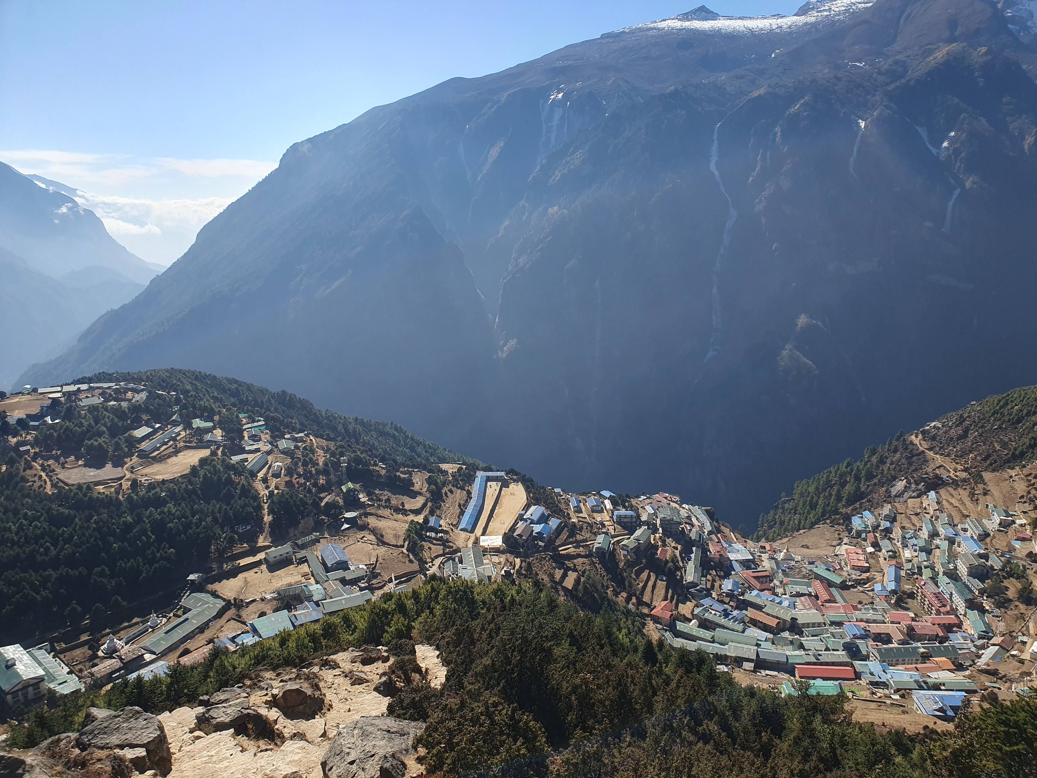 這令人屏息的景色捕捉了標誌性的南崎巴札村,它是尼泊爾聖母峰地區充滿活力的心臟地帶,優雅地坐落在杜德科西河谷上方的高處,宛如天然的圓形劇場。周圍環繞著茂密的松樹林和高聳的喜馬拉雅懸崖。 這令人屏息的景色捕捉了標誌性的南崎巴札村,它是尼泊爾聖母峰地區充滿活力的心臟地帶,優雅地坐落在杜德科西河谷上方的高處,宛如天然的圓形劇場。周圍環繞著茂密的松樹林和高聳的喜馬拉雅懸崖。