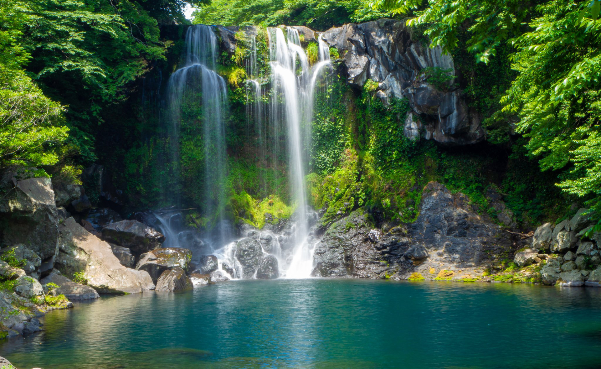 「天帝淵瀑布」擁有清澈的池水與鬱鬱蔥蔥的森林，為您帶來清新難忘的體驗。