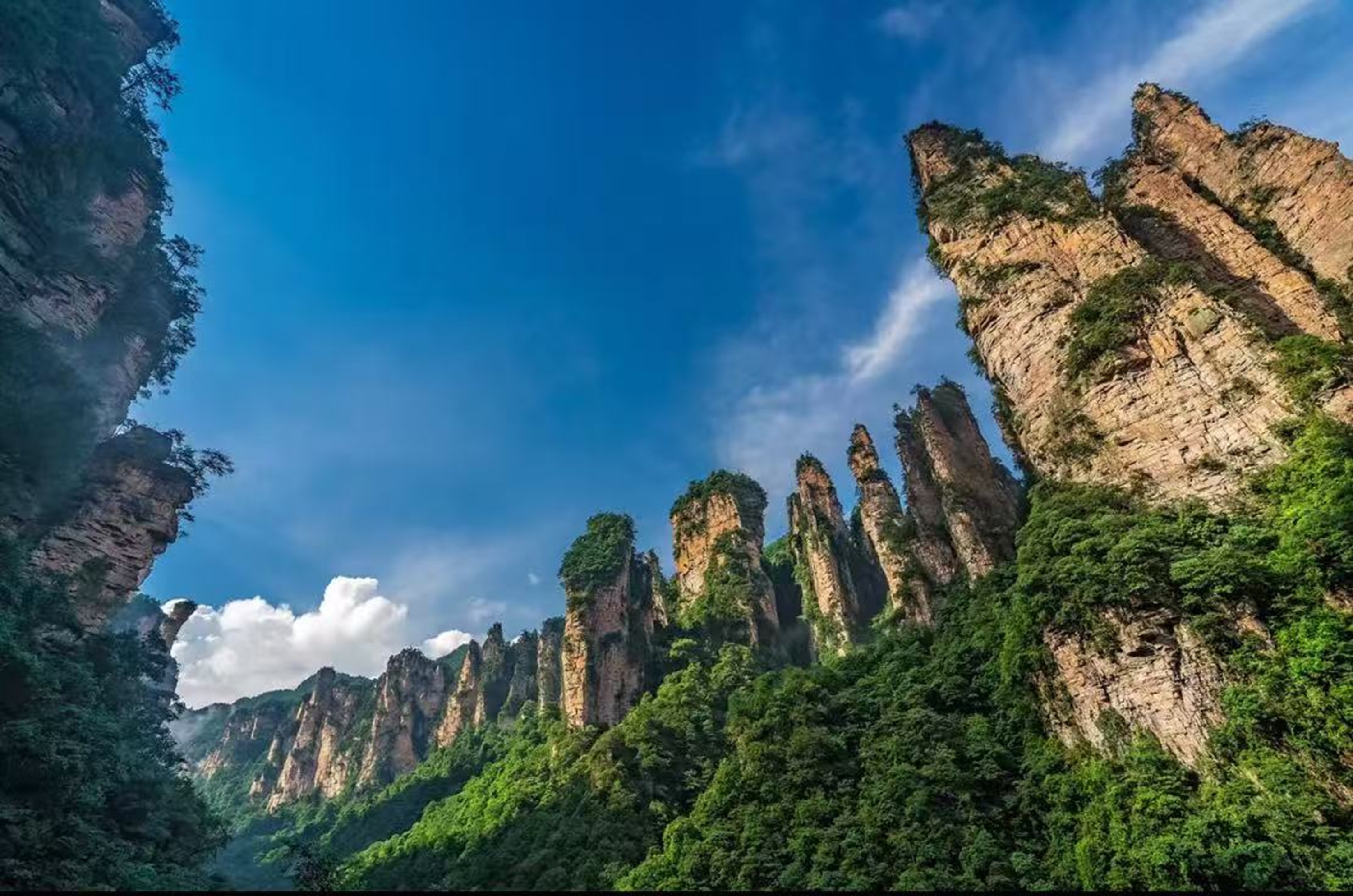 湖南張家界&千年雙古鎮高端5日遊（四鑽酒店+天門山+《阿凡達》取景地袁家界+天子山+鳳凰古鎮&芙蓉鎮+百米電梯+贈送《花開芙蓉》晚會）