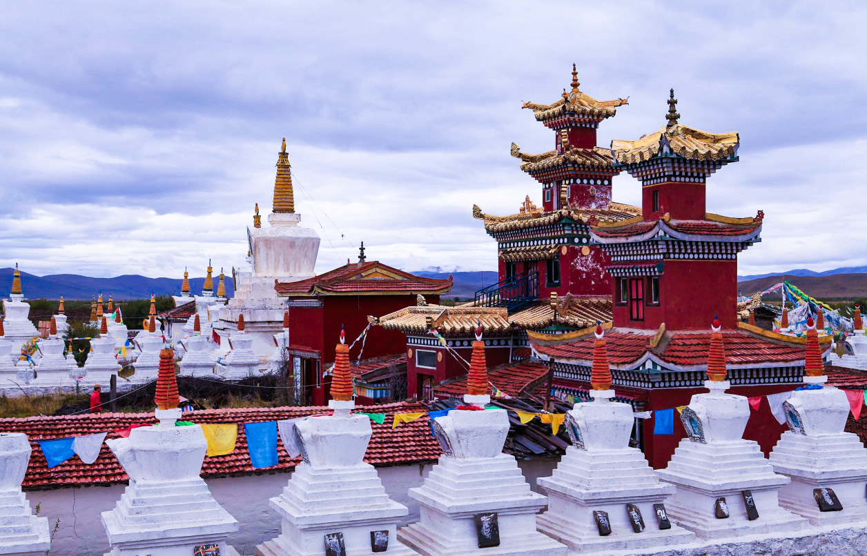 Two-Day Lanzhou Tour: Stroll Through Linxia Ethnic Ancient Alley + Pilgrimage to Labrang Monastery for Tranquility + Explore Ganjia Secret Realm (Bagua Ancient City x Baishi Cliff Caves). Private car + private guide throughout, enjoy worry-free travel!