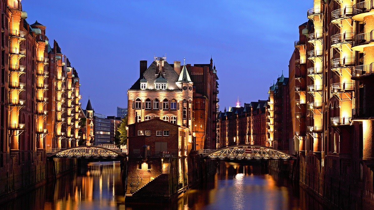 在漢堡港 (Hamburg) 乘風破浪,滑入日落時分,感受色彩與浪花的蓬勃生命力 在漢堡港 (Hamburg) 乘風破浪,滑入日落時分,感受色彩與浪花的蓬勃生命力