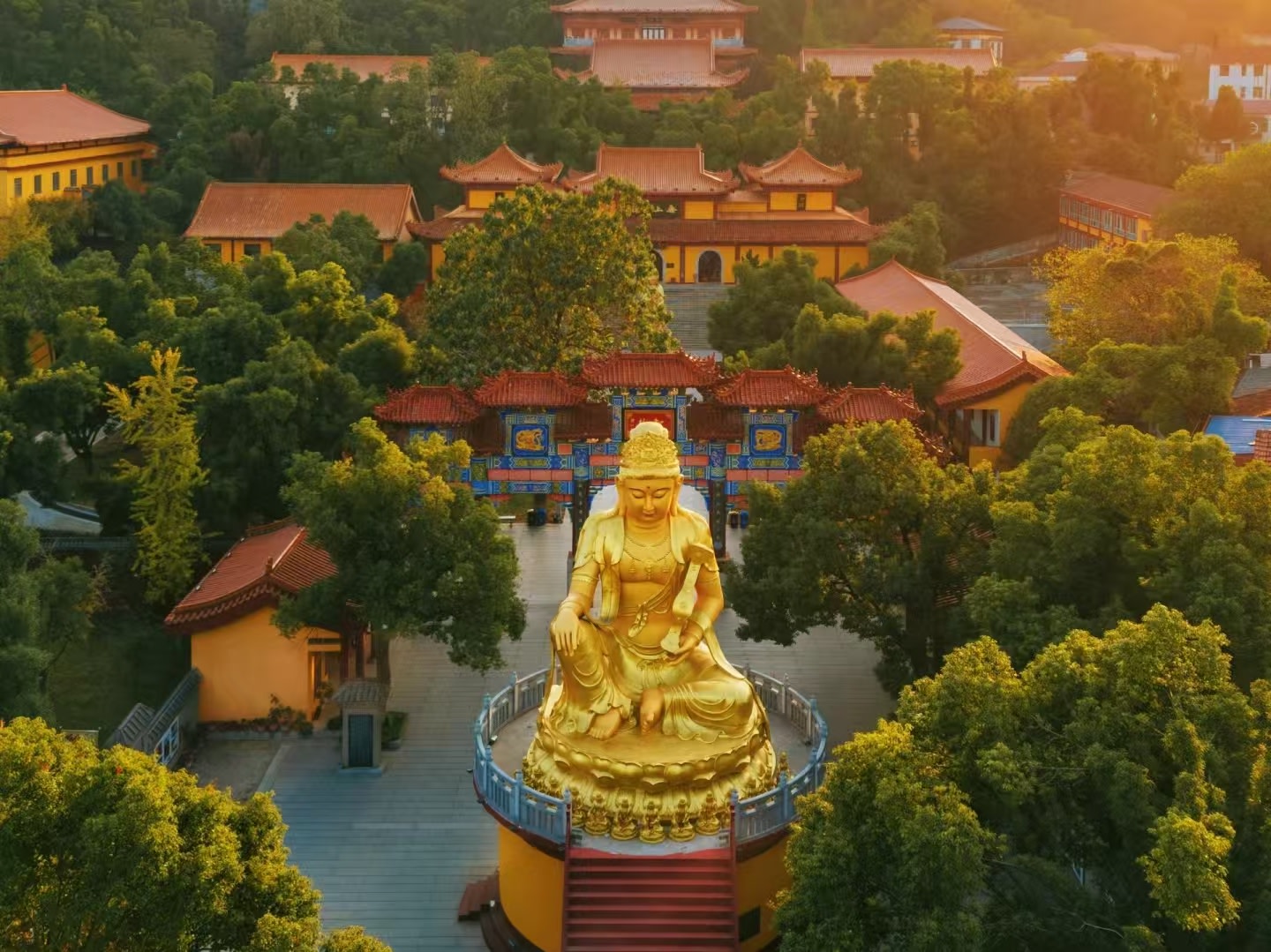 與湖北武昌黃鶴樓、江西南昌滕王閣並稱為“江南三大名樓”。岳陽樓是三大名樓中唯一保持原貌的古建築 與湖北武昌黃鶴樓、江西南昌滕王閣並稱為“江南三大名樓”。岳陽樓是三大名樓中唯一保持原貌的古建築