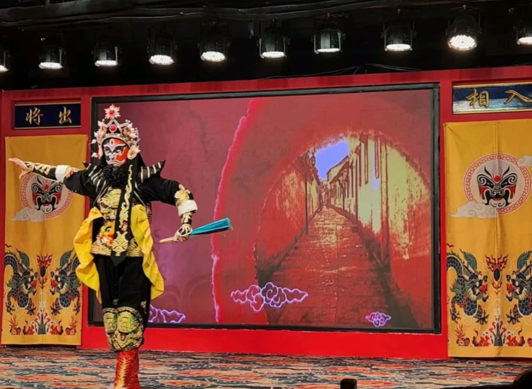 川劇變臉最是吸睛,演員動作瀟灑利落,將氣氛推向高潮,在節奏變換間瞬間切換臉譜,近距離的震撼令人終生難忘 川劇變臉最是吸睛,演員動作瀟灑利落,將氣氛推向高潮,在節奏變換間瞬間切換臉譜,近距離的震撼令人終生難忘