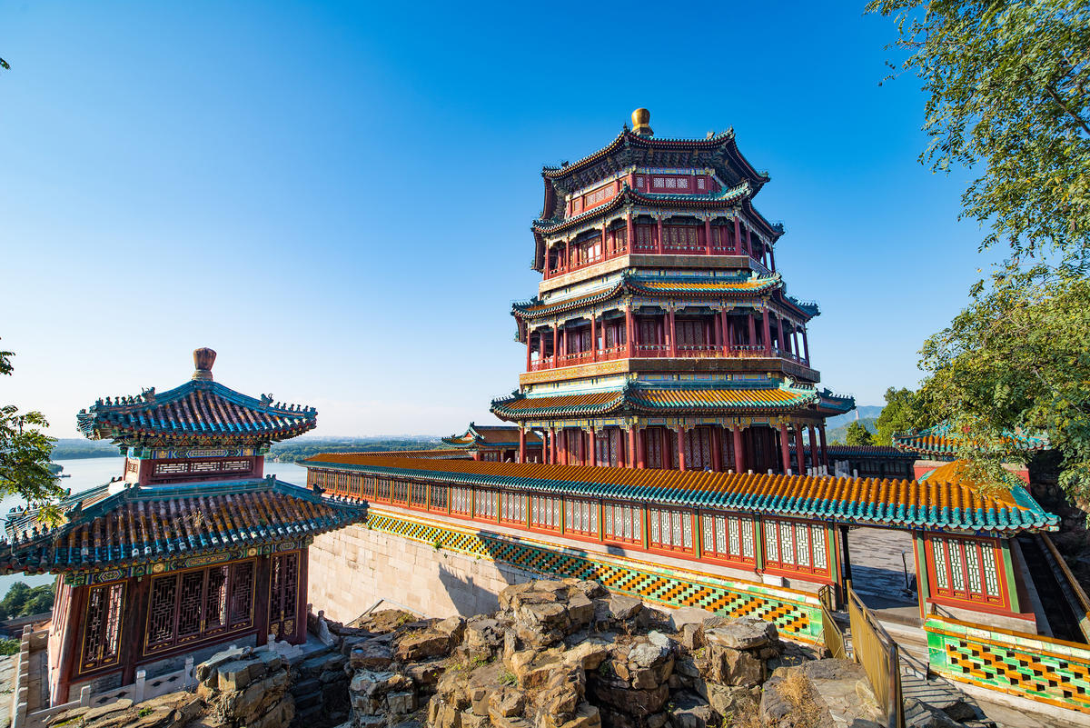 Once arrive the middle of the long corridor, you will climb up to the Tower of the Buddhist Incense where you can enjoy an amazing view of the Kunming Lake. Admire some displays inside the Hall.(Not open on Monday)