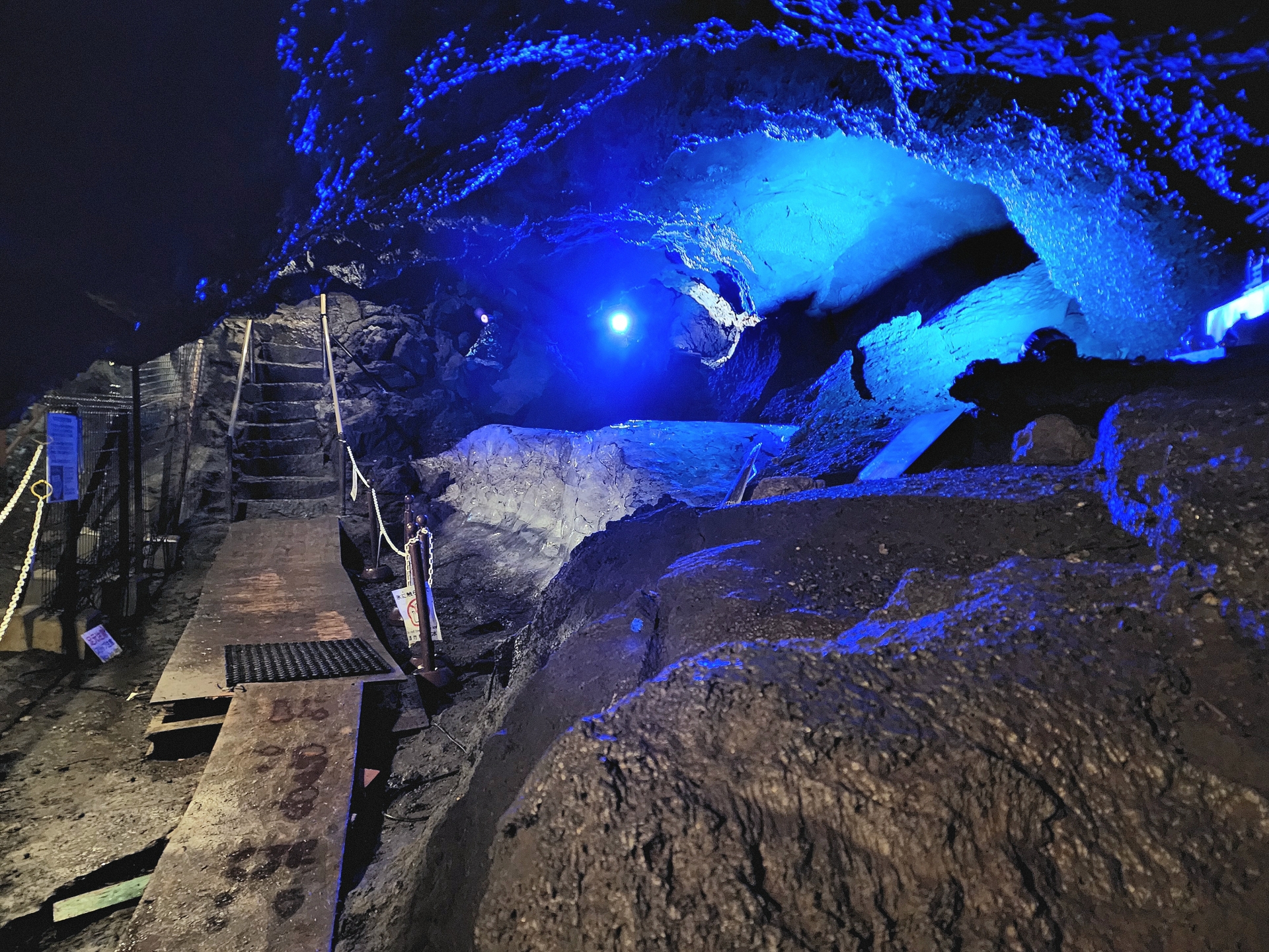 富士山腳下「鳴沢冰穴」,是位於青木原樹海內的天然熔岩洞窟,形成於約 864年富士山貞觀大噴發 之後。 富士山腳下「鳴沢冰穴」,是位於青木原樹海內的天然熔岩洞窟,形成於約 864年富士山貞觀大噴發 之後。