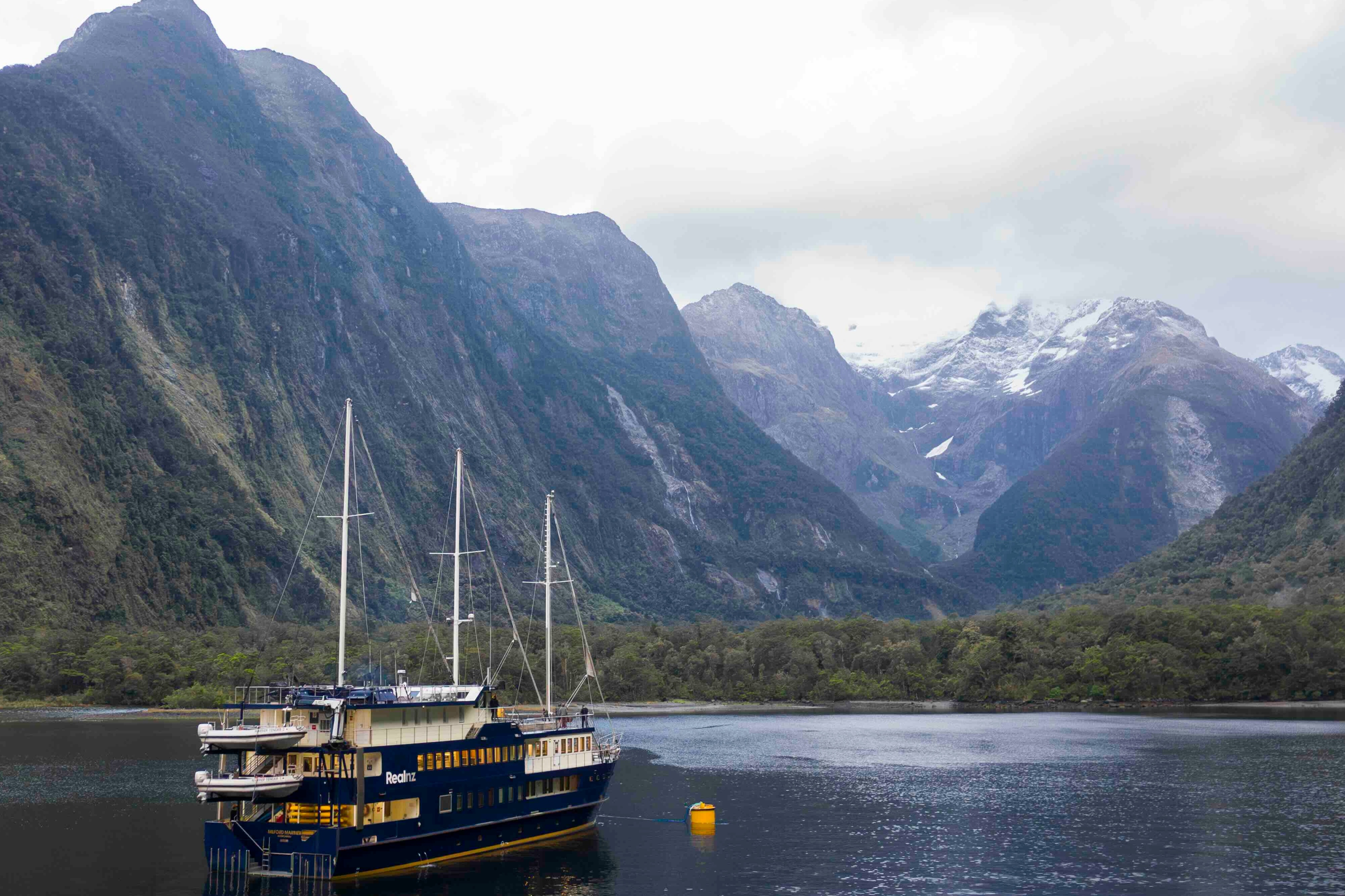 米爾福德峽灣 (Milford Sound) 水手號過夜遊船和皮划艇體驗