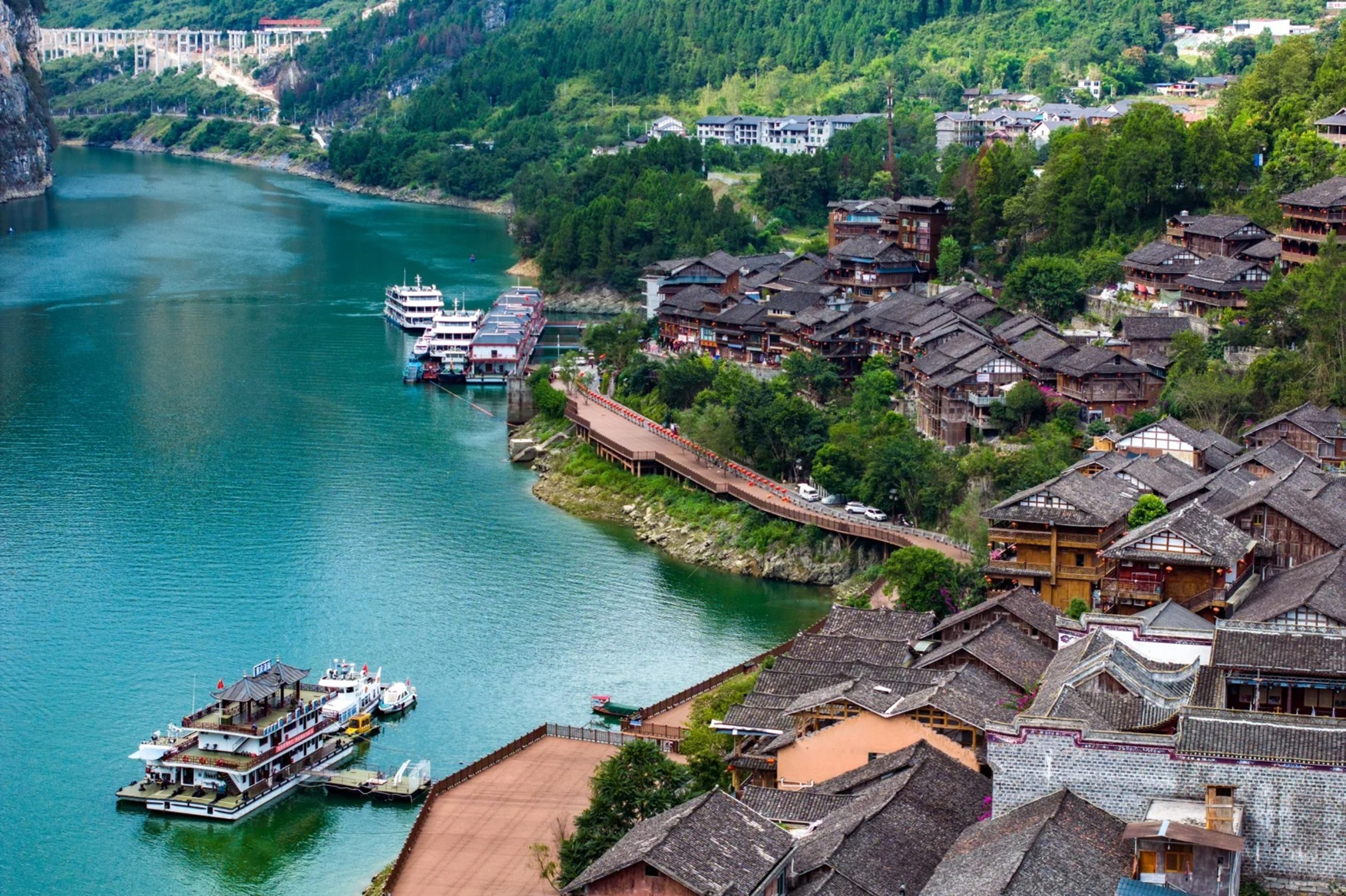 魔幻重慶&渝東南秘境奇遇5日遊（武隆天生三橋+洪崖洞+仙女山+賽博城市+長江索道+溫泉體驗+贈春晚《印象武隆》節目+列車穿樓+江景火鍋）