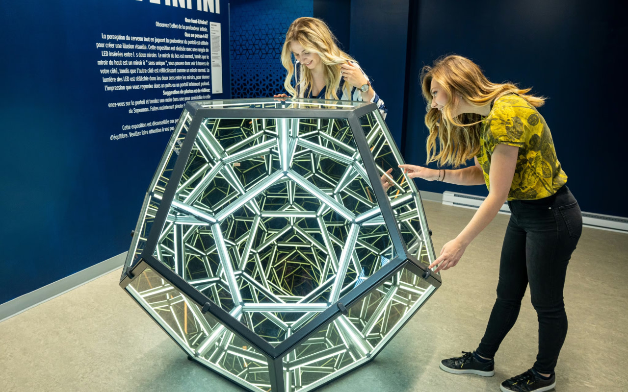 在壯觀的幾何無限十二面體展覽中，驚嘆於無盡、令人著迷的光影圖案。