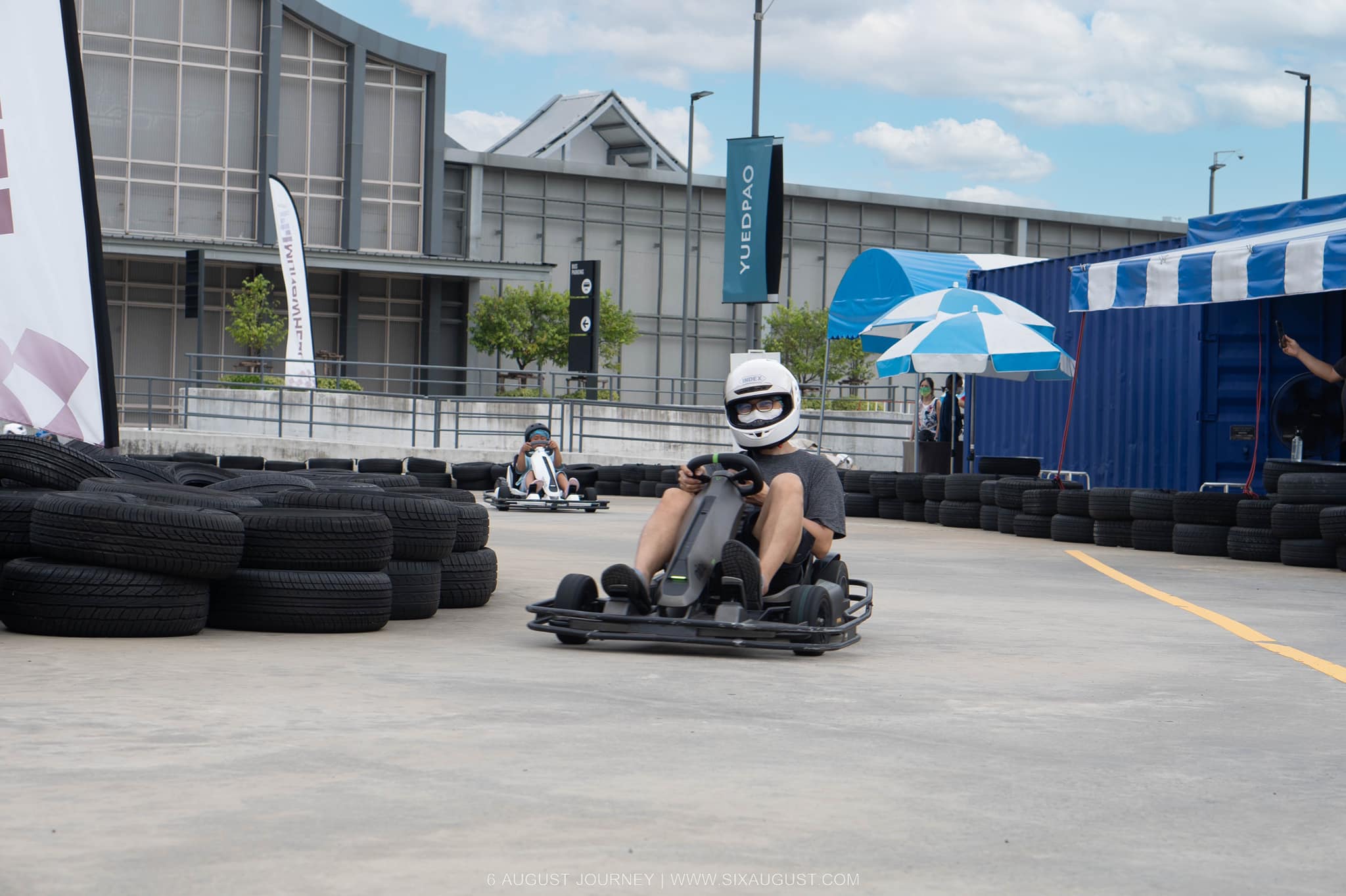 在 Central Village 的 MONOWHEEL 賽道上安全而有趣地駕駛