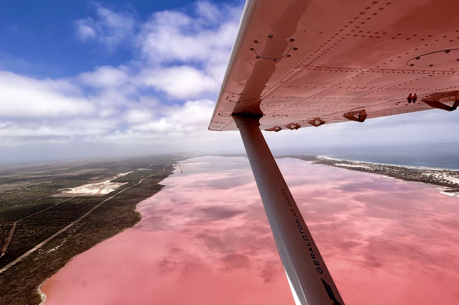 乘坐小型飛機翱翔於粉紅湖上空,從空中捕捉其充滿活力的色彩所帶來的超現實之美 乘坐小型飛機翱翔於粉紅湖上空,從空中捕捉其充滿活力的色彩所帶來的超現實之美