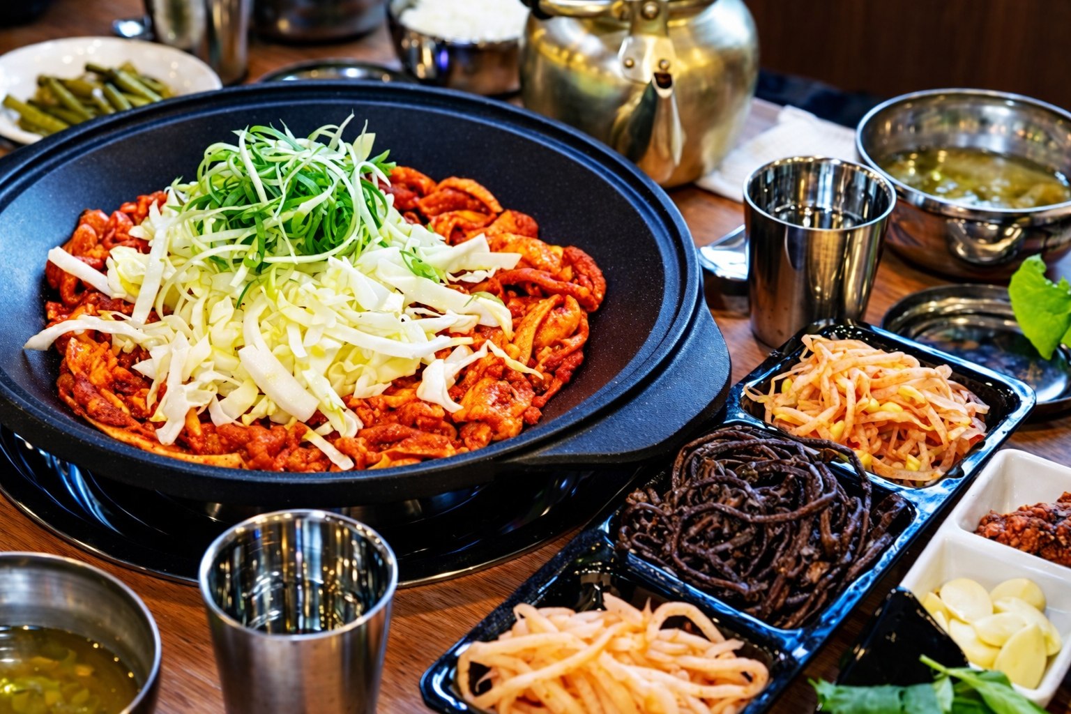 午餐——可選擇濟州炒豬肉或石鍋拌飯。